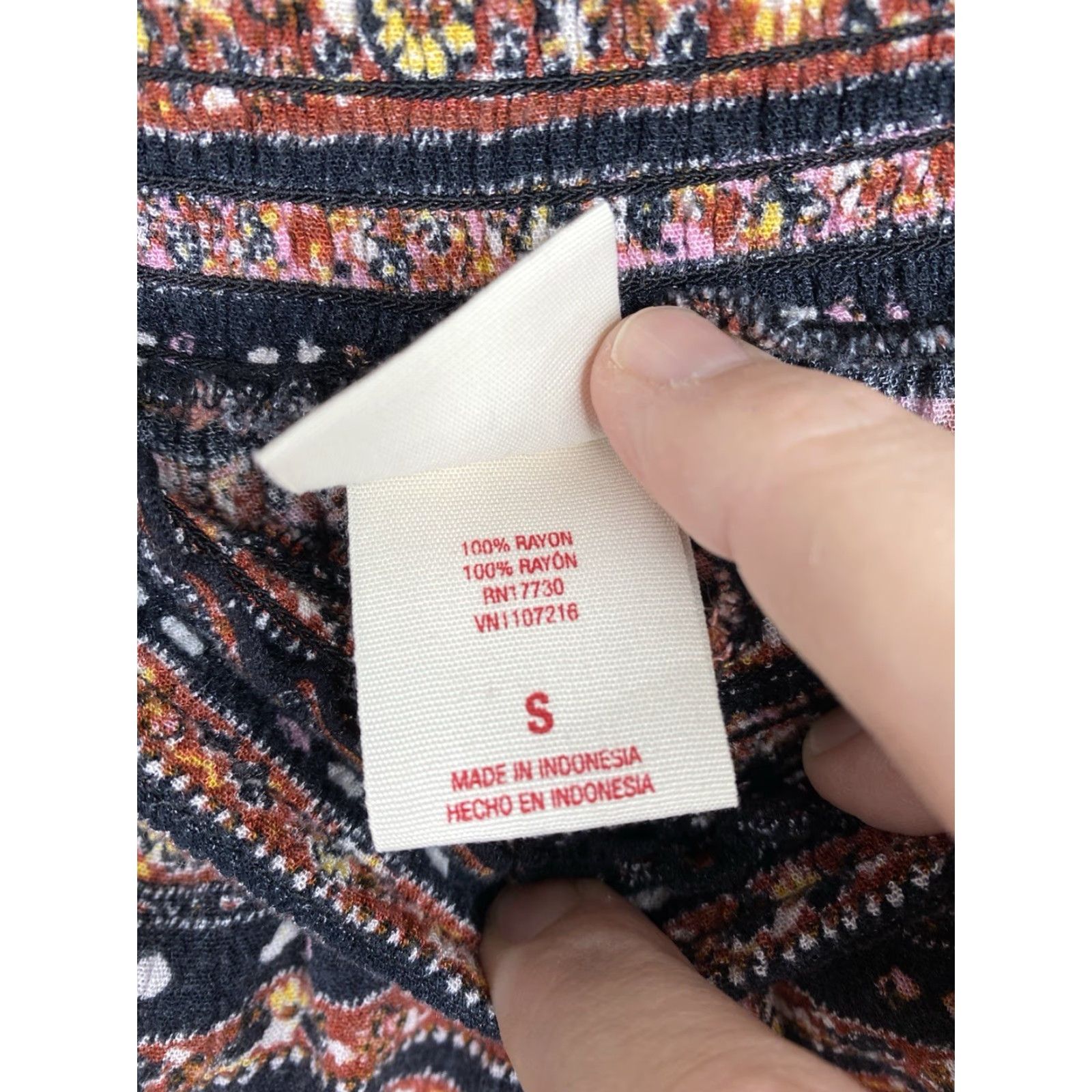 Cos VINTAGE Mossimo Supply Co S Maxi Skirt Red Blue Floral Smocked Waist Pull On Boho Rayon Size 28" / US 6 / IT 42 - 5 Thumbnail
