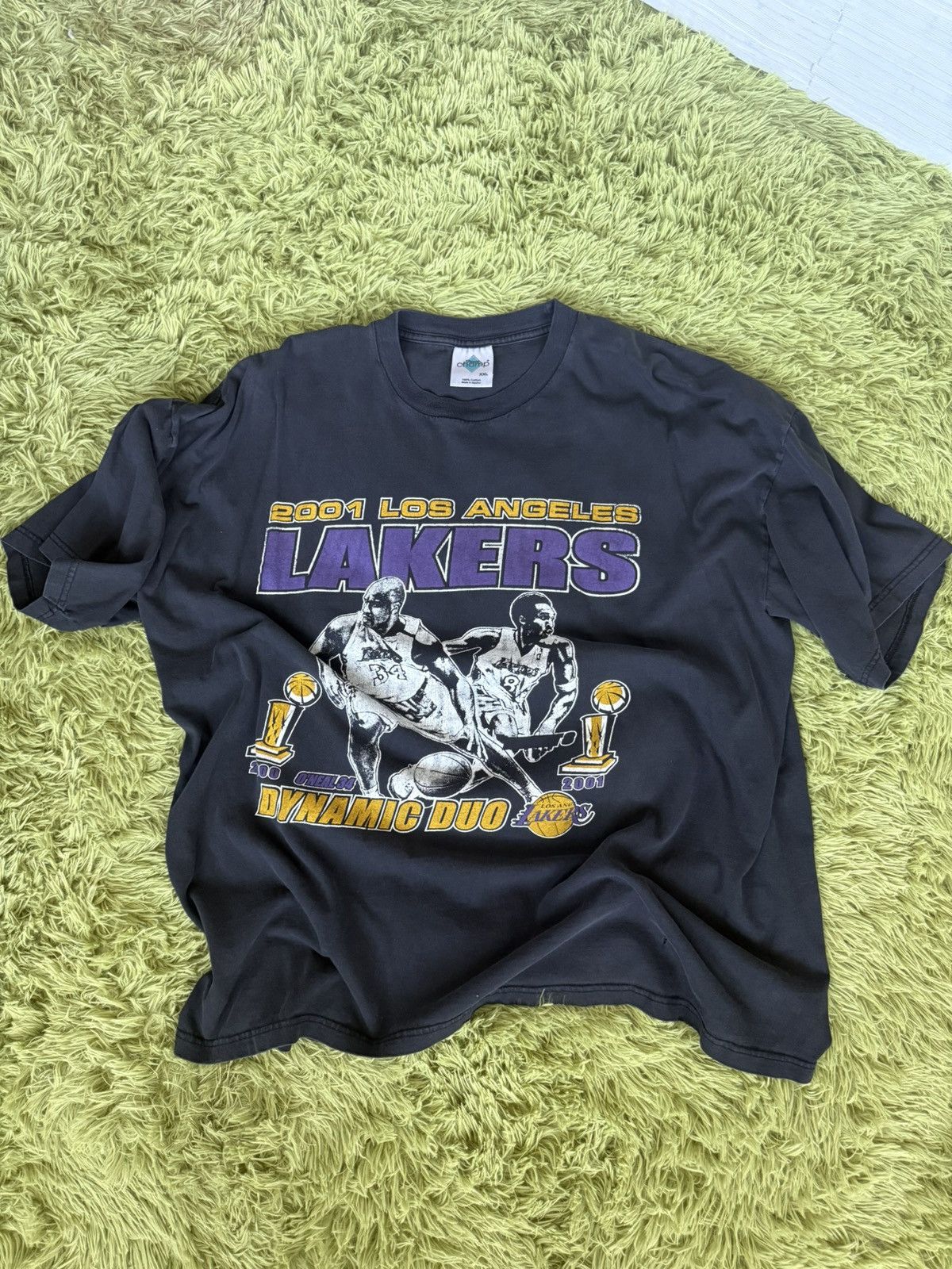 Vintage Vintage 2001 Kobe Shaq Lakers t shirt Size US XL / EU 56 / 4 - 1 Thumbnail