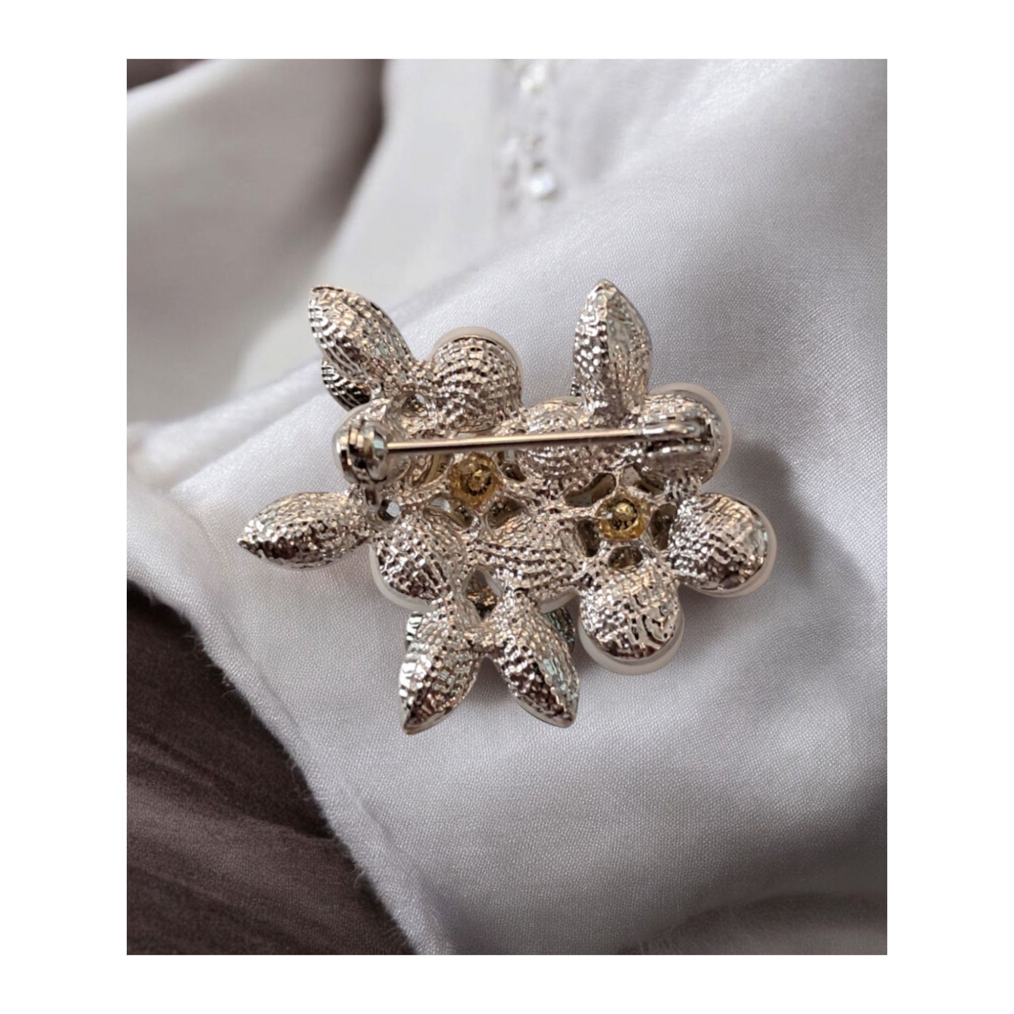 Other Elegant Vintage Inspired Pearl and Rhinestone Brooch Size ONE SIZE - 2 Thumbnail