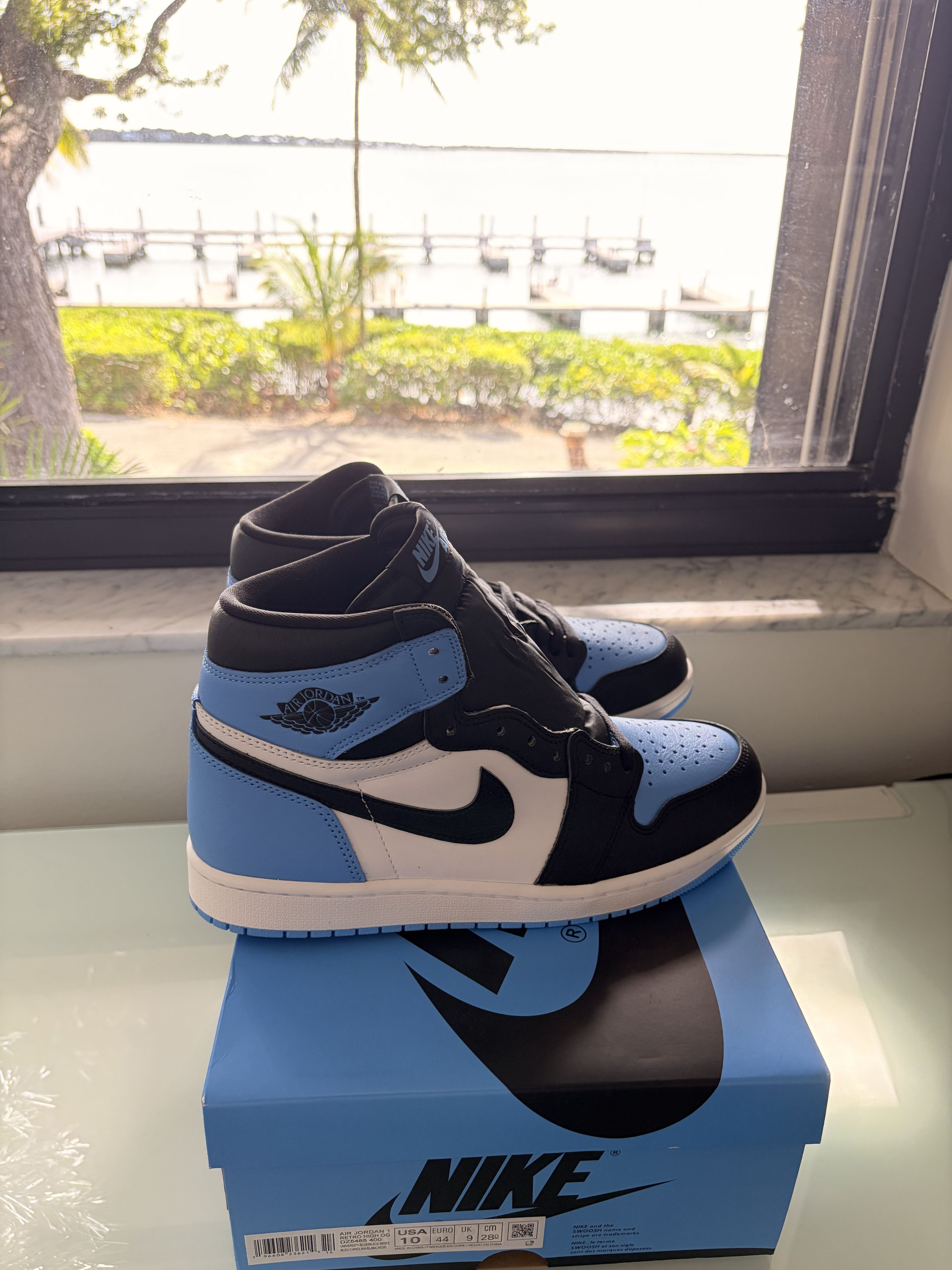 Jordan Brand Jordan 1 Retro High OG UNC Toe Size US 10 / EU 43 - 2 Thumbnail