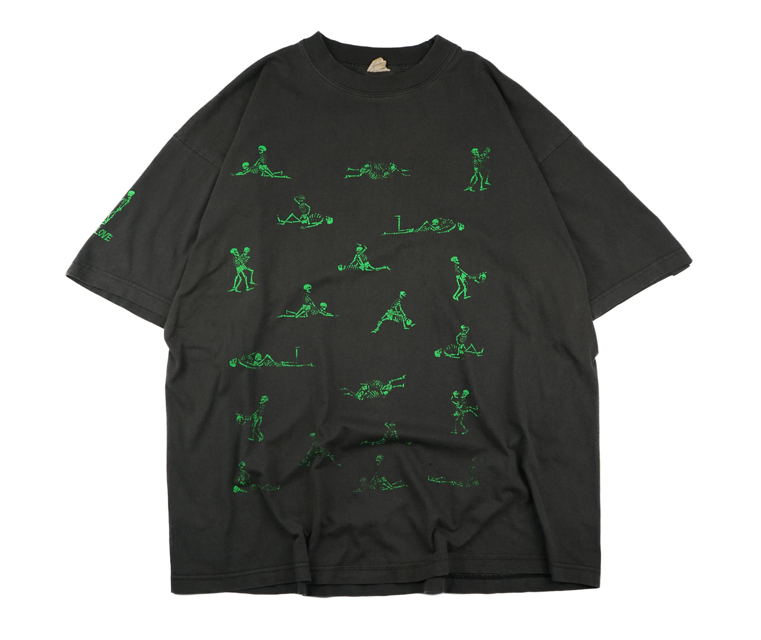 Fashion Victim × Vintage Vintage 1990s Bone In Love Kamasutra T-Shirt Size US XL / EU 56 / 4 - 1 Thumbnail