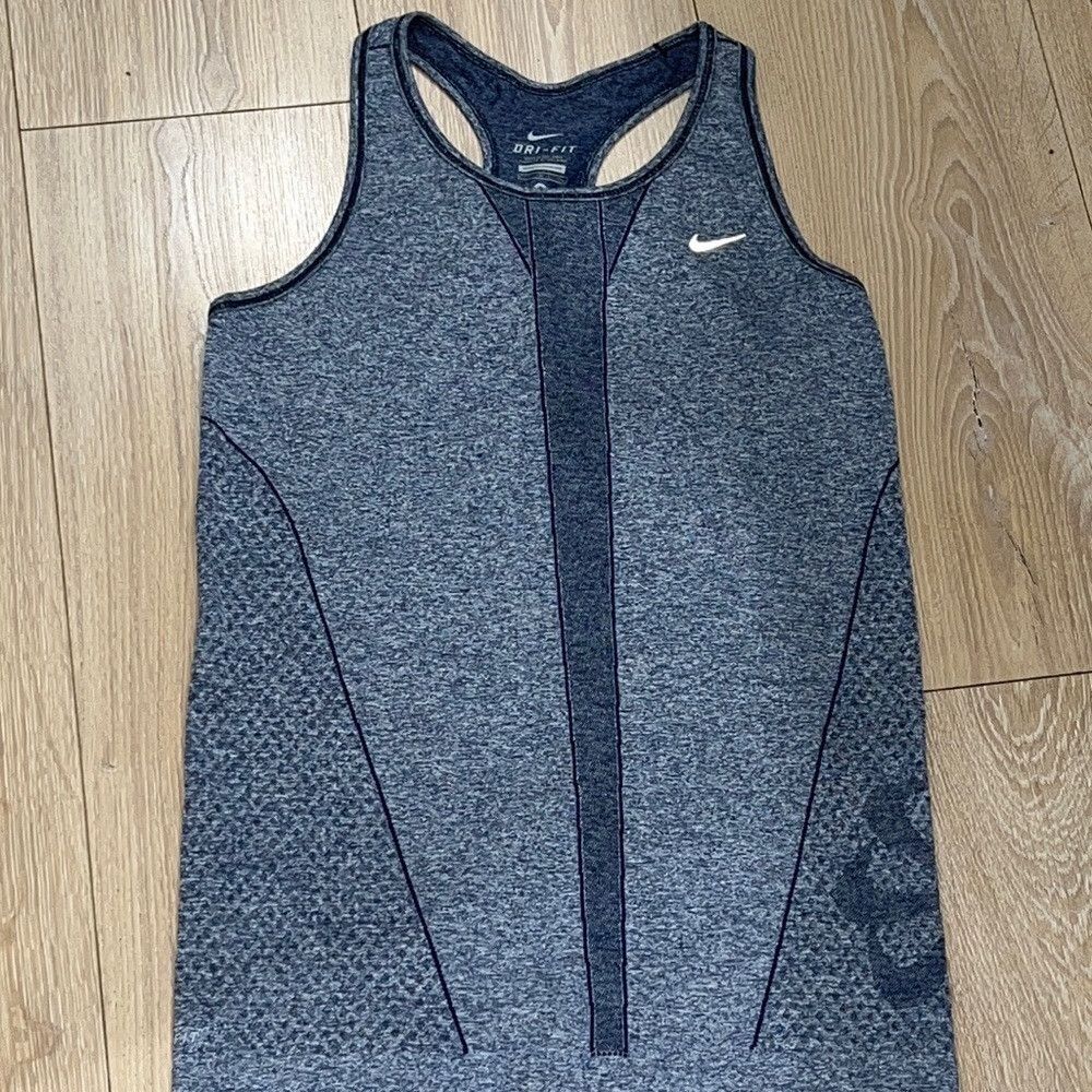 Nike Nike workout top. Razorback dri-fit like new only worn once Size S / US 4 / IT 40 - 1 Thumbnail