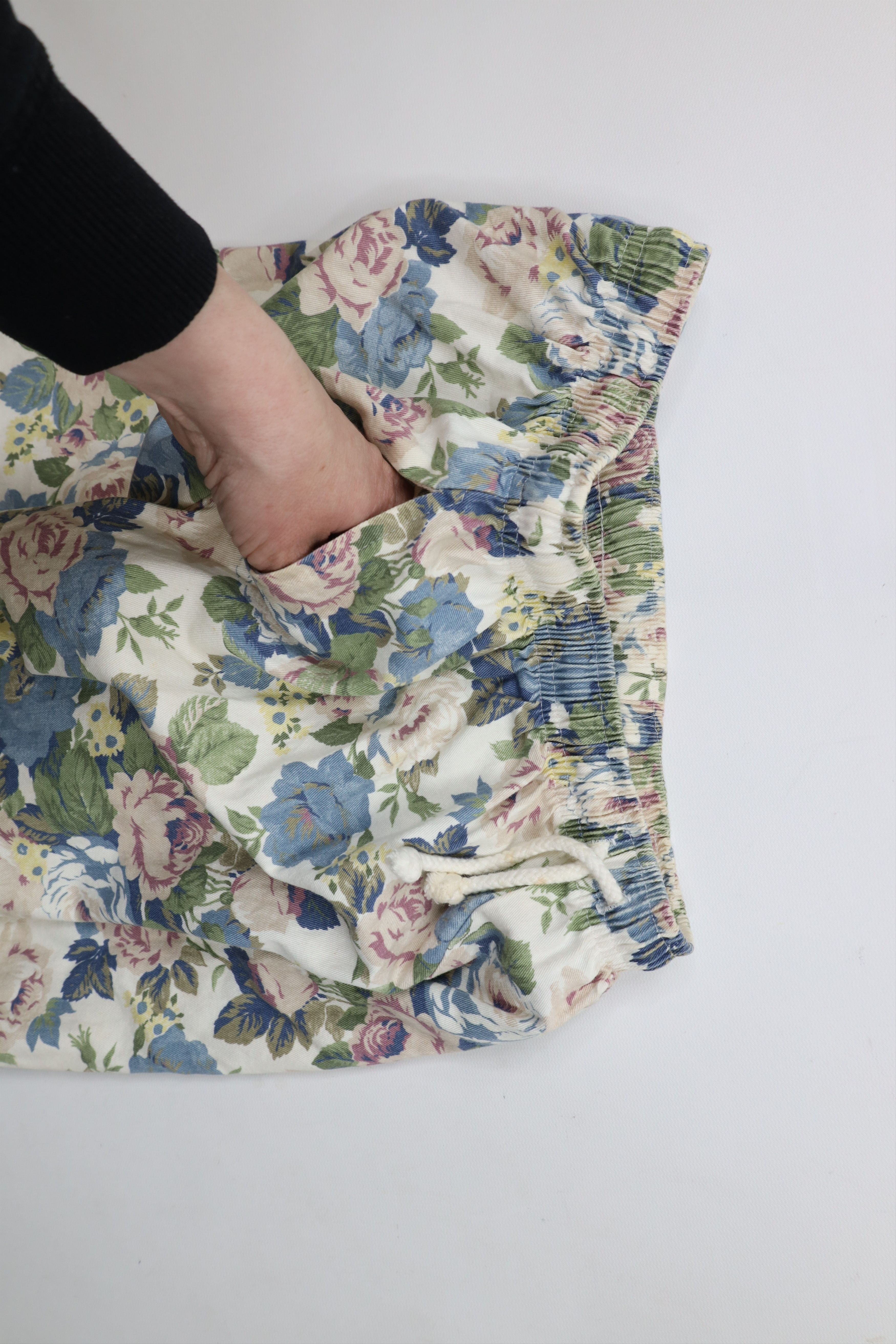 Vintage Vintage 90s Streetwear All Over Print Tapestry Shorts USA Size 25" / US 0 / IT 36 - 8 Thumbnail