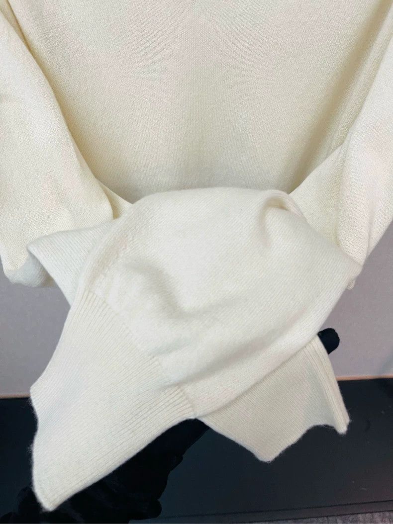 Louis Vuitton Louis Vuitton Creamy white V-neck gold button sweater Size S / US 4 / IT 40 - 4 Thumbnail
