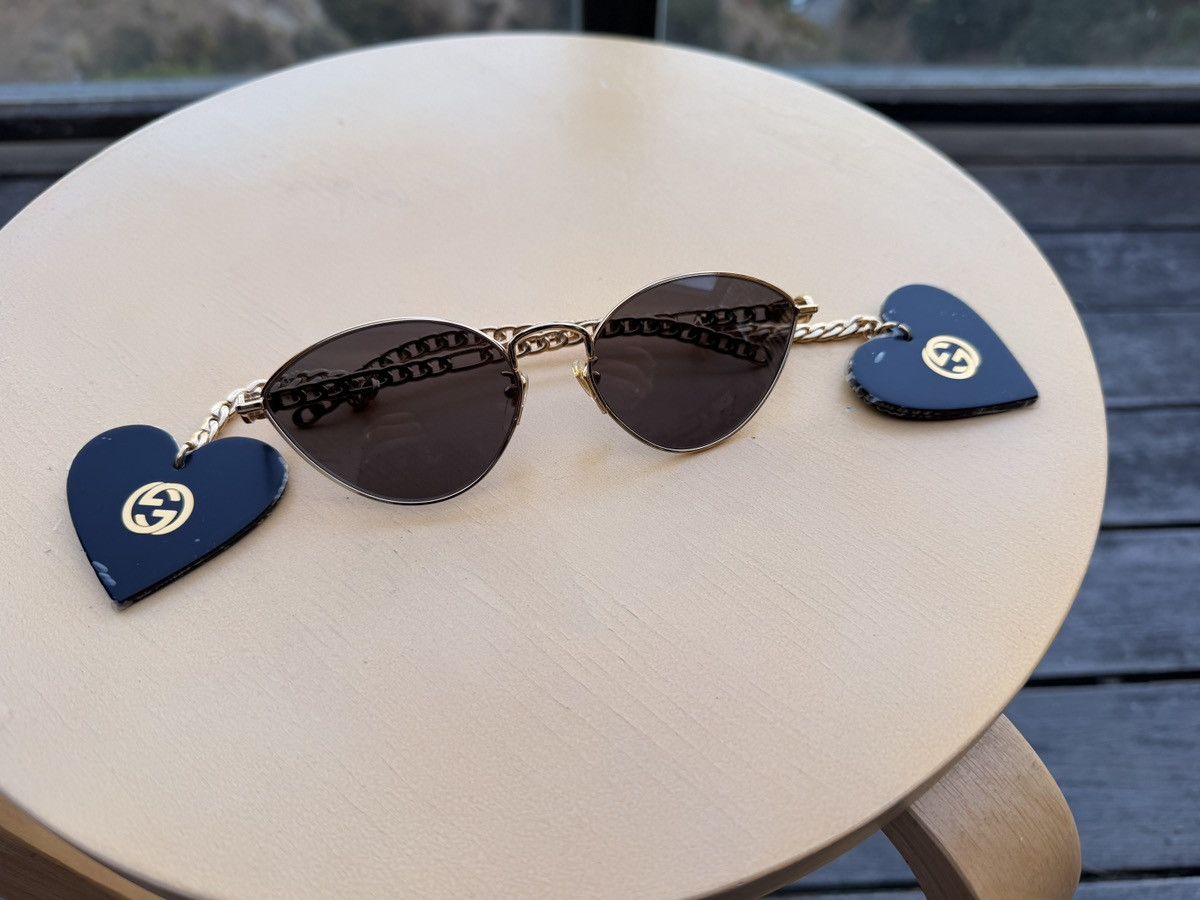 Gucci Gucci Gold Chain Cat Eye Sunglasses with Heart Charms Size ONE SIZE - 3 Thumbnail