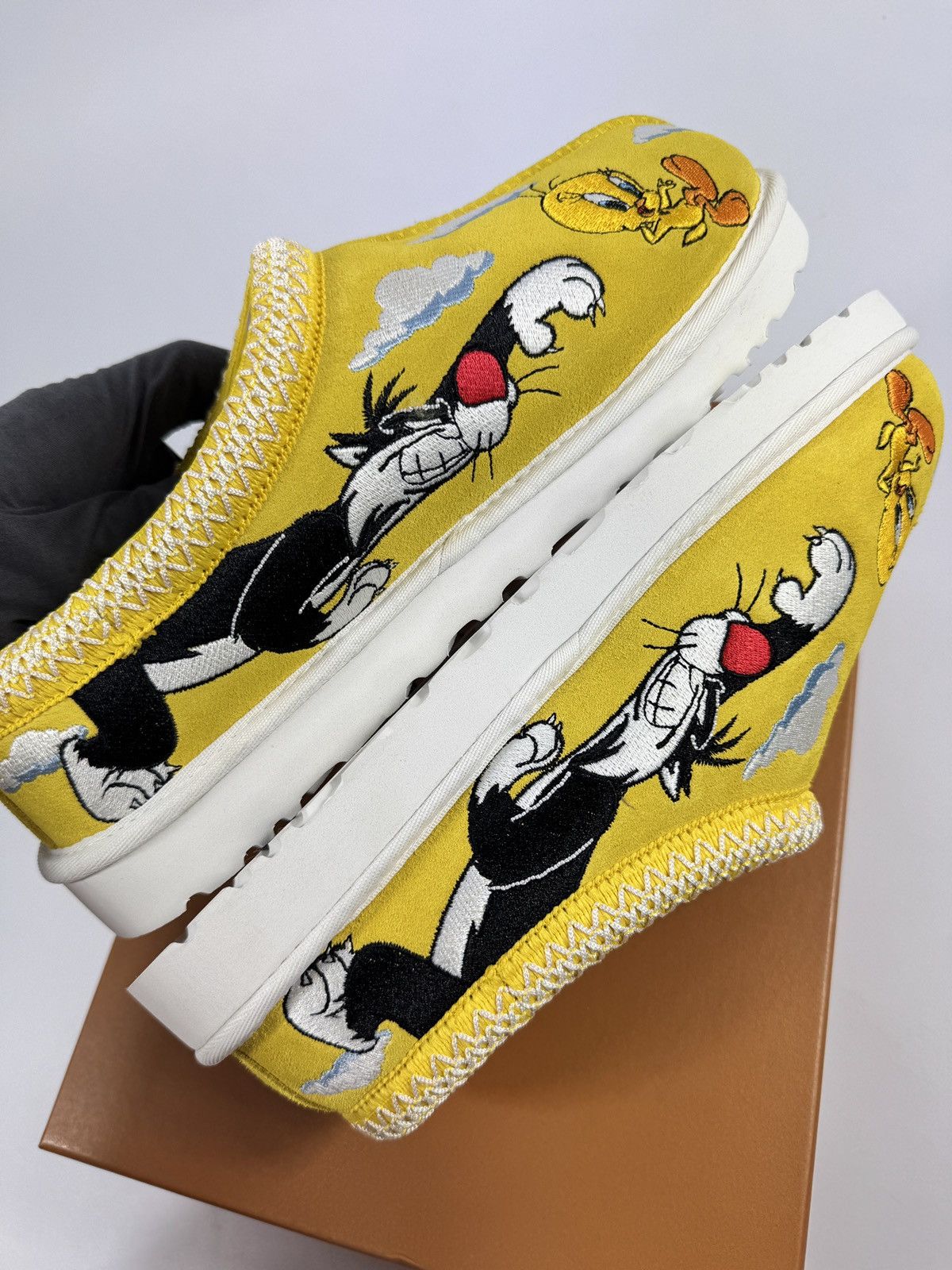 Palace × Ugg LOONEY TUNES UGGS Size US 10 / EU 43 - 8 Thumbnail