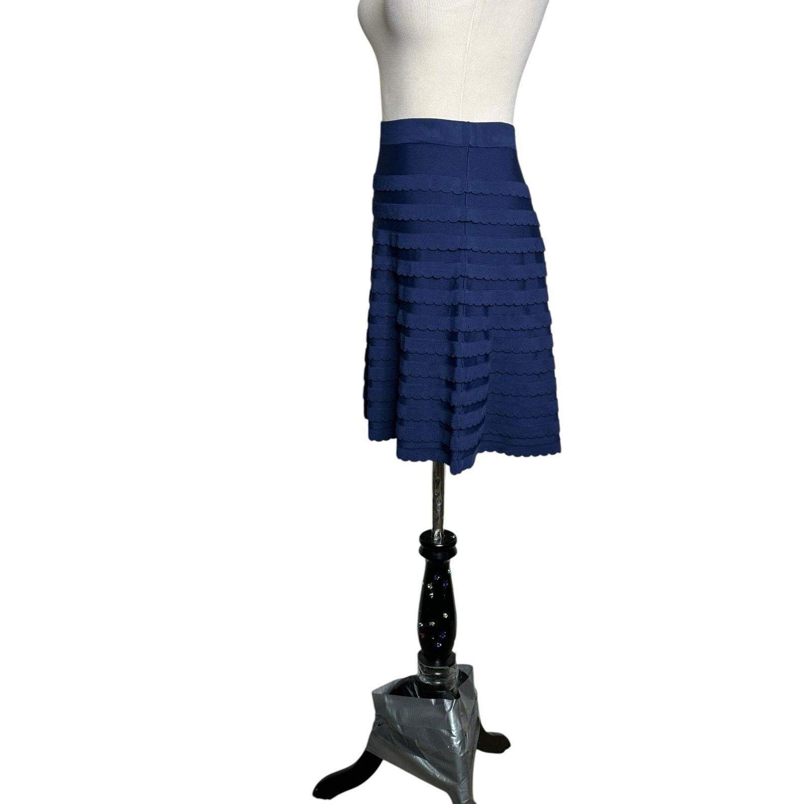 Lilly Pulitzer Lilly Pulitzer Scalloped Tiered A-Line Knit Skirt Size Small Size 34" / US 12 / IT 48 - 7 Thumbnail