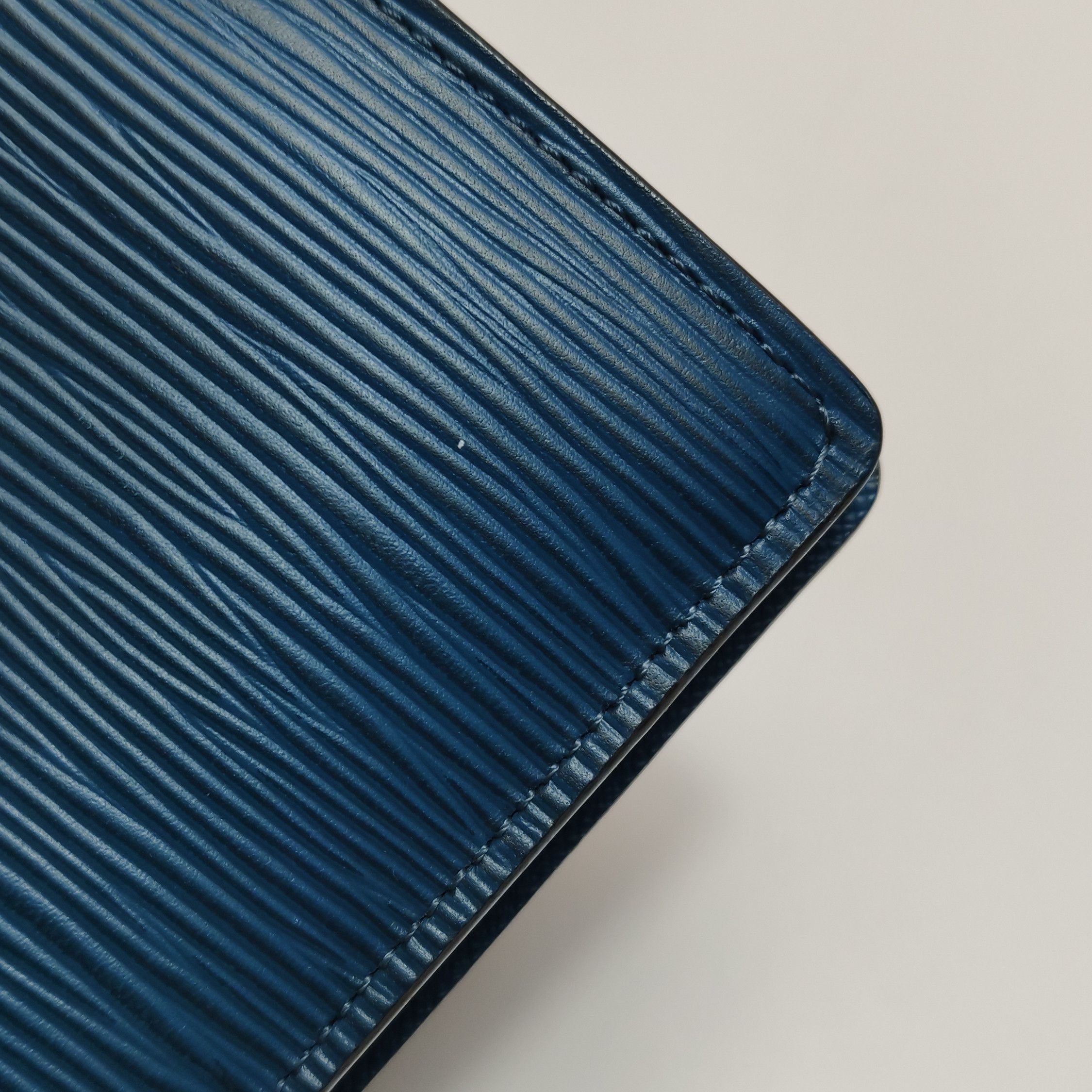 Louis Vuitton Louis Vuitton (LV) Brazza solid color water ripple fold wal Size ONE SIZE - 6 Thumbnail