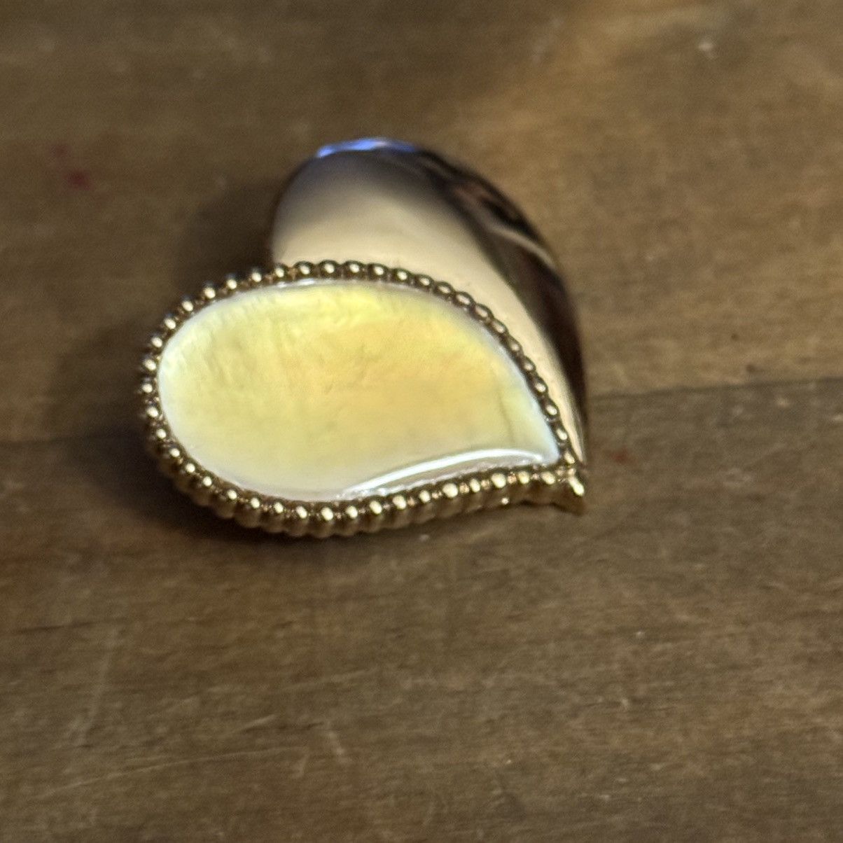 Vintage Vintage two tone mother of pearl split heart brooch Size ONE SIZE - 2 Thumbnail
