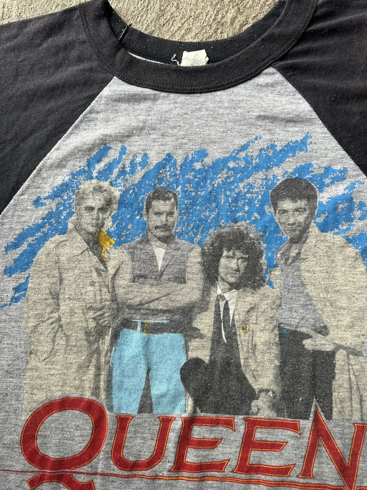 Vintage 1986 Queen Magic Tour Raglan Vintage Tee | Size M Size US M / EU 48-50 / 2 - 4 Thumbnail