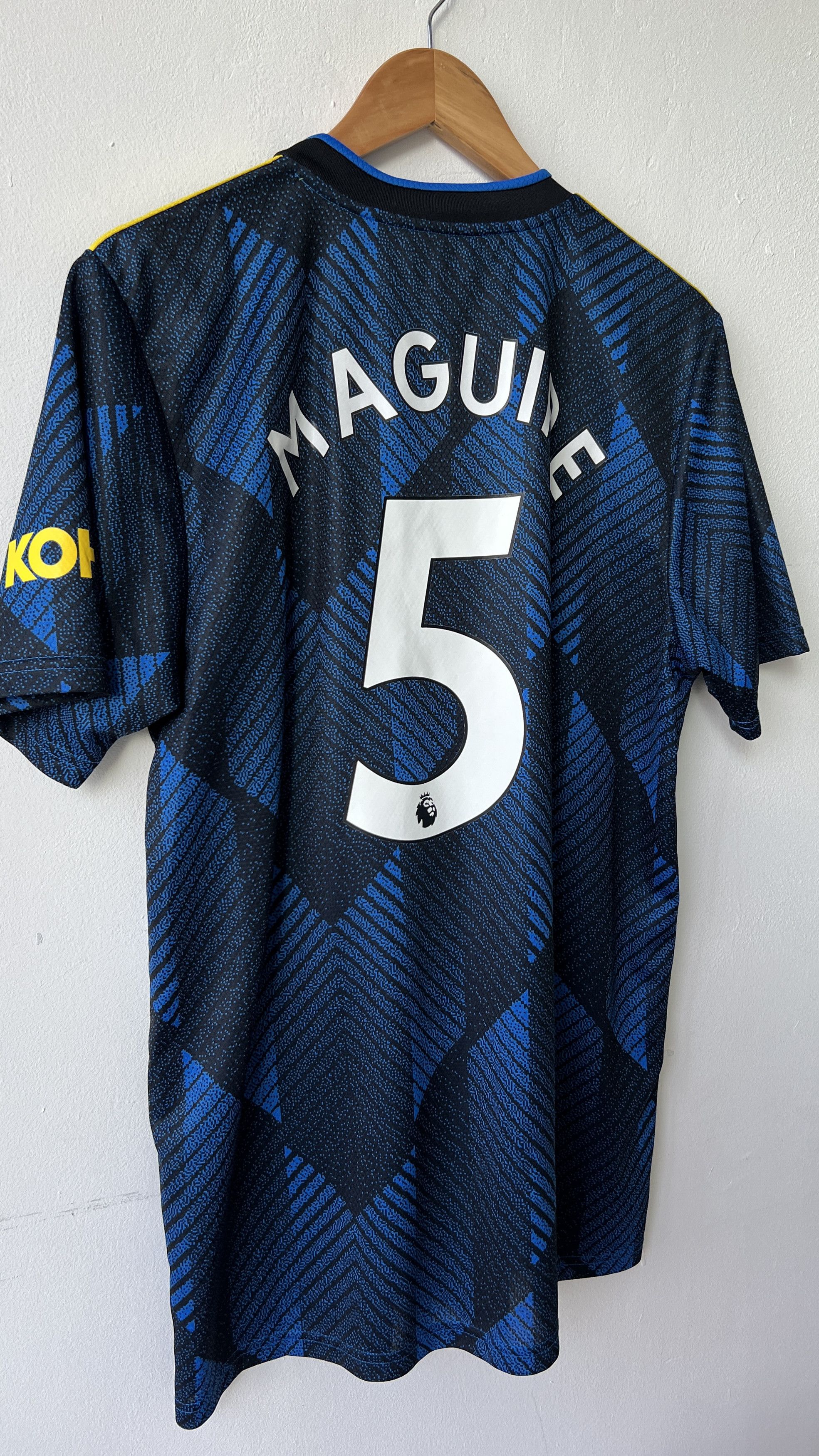 Adidas (L) Manchester United 2021-22 Third Shirt Maguire #5 Kit Size US L / EU 52-54 / 3 - 5 Thumbnail