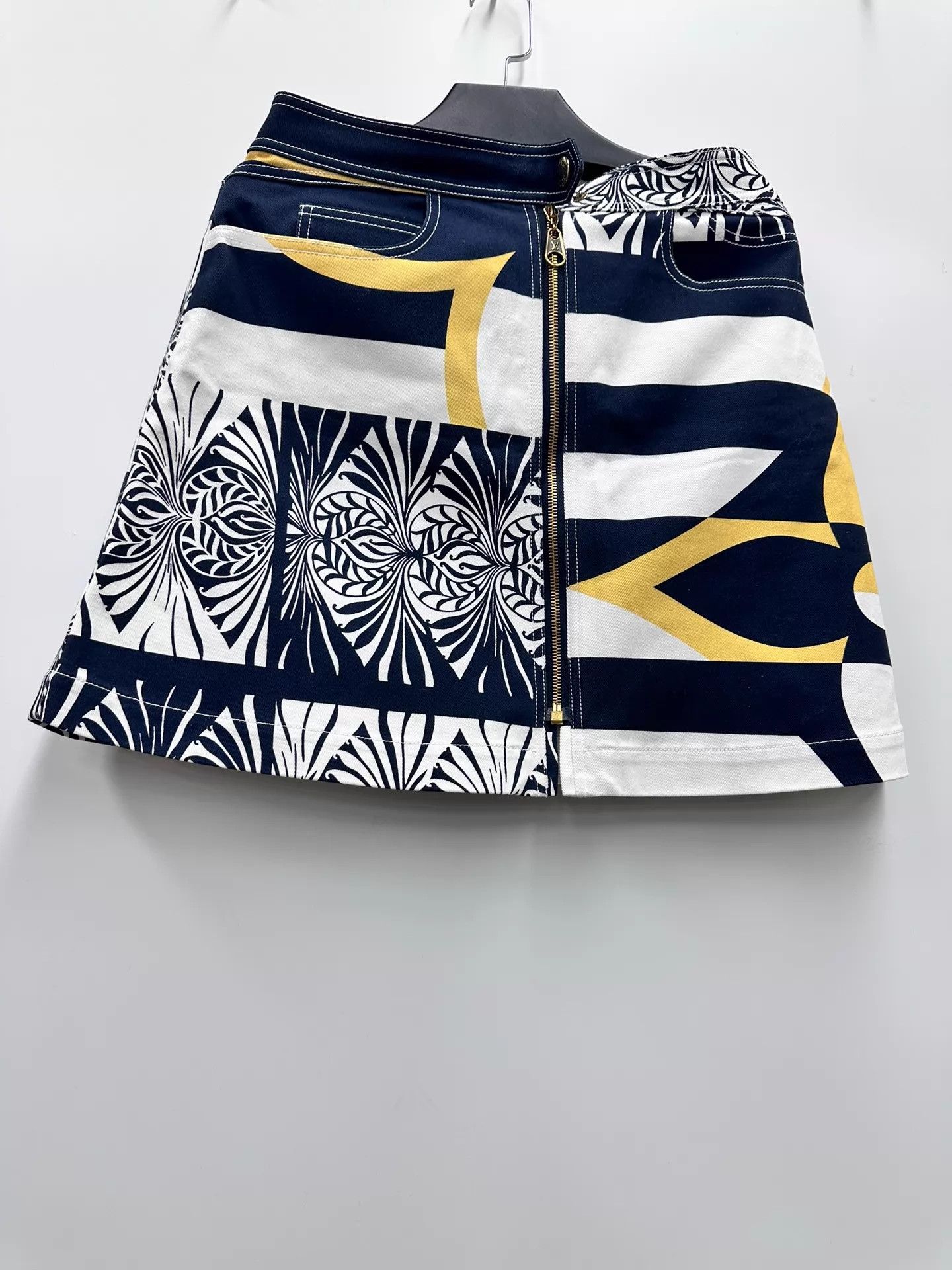 Louis Vuitton Louis Vuitton All Over Print Skirt 40 Size 28" / US 6 / IT 42 - 1 Thumbnail