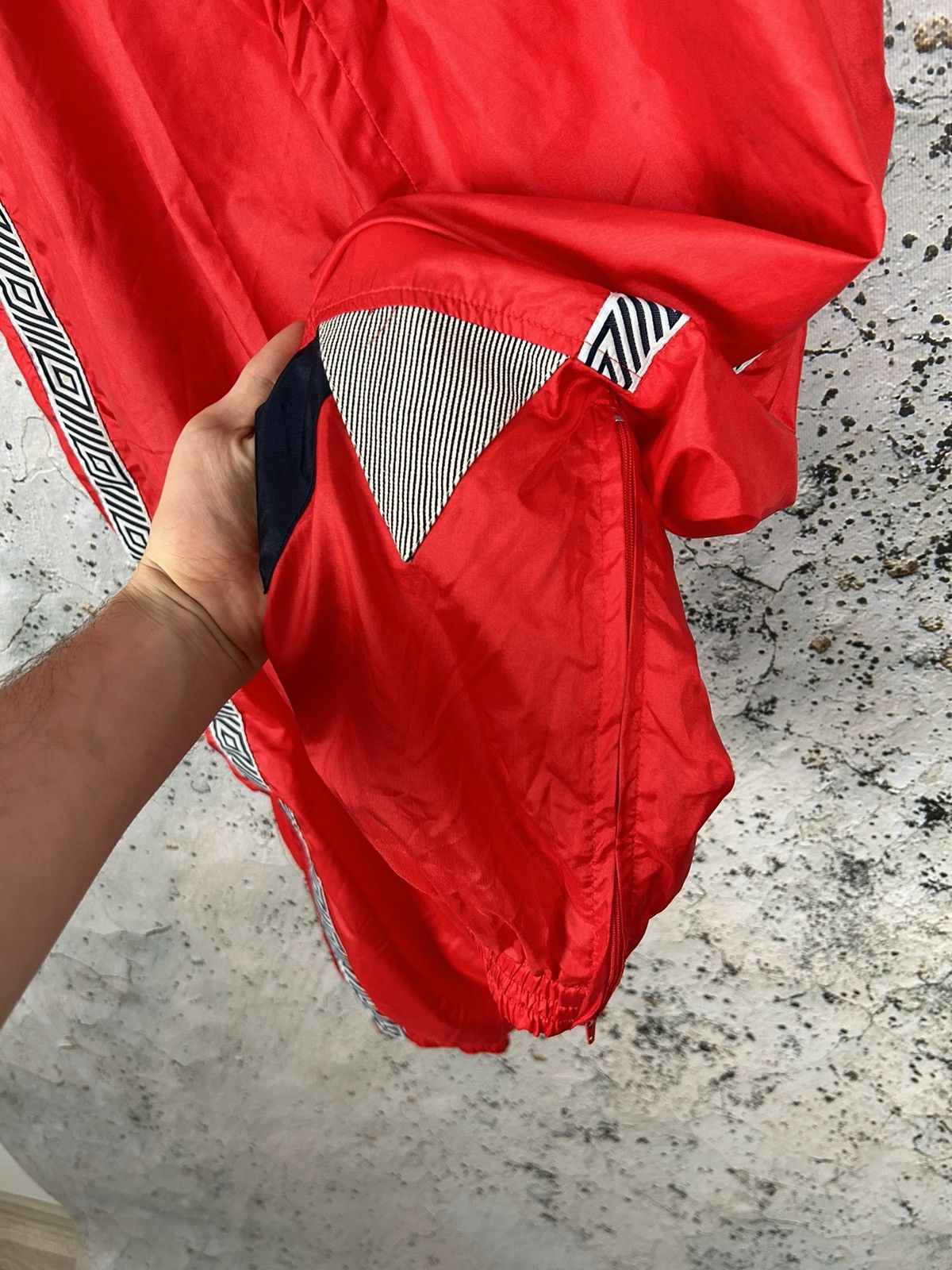 Umbro Vintage Umbro 90s Red Sweatpants Nylon Sportswear Football Size US 34 / EU 50 - 4 Thumbnail