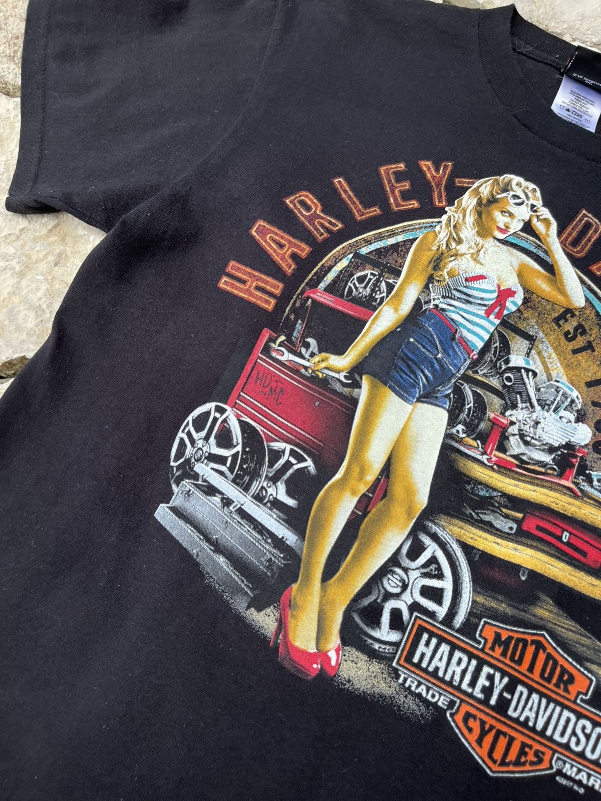 Harley Davidson Vintage Harley-Davidson pinup girl lady wheels t-shirt tee Size US M / EU 48-50 / 2 - 8 Thumbnail