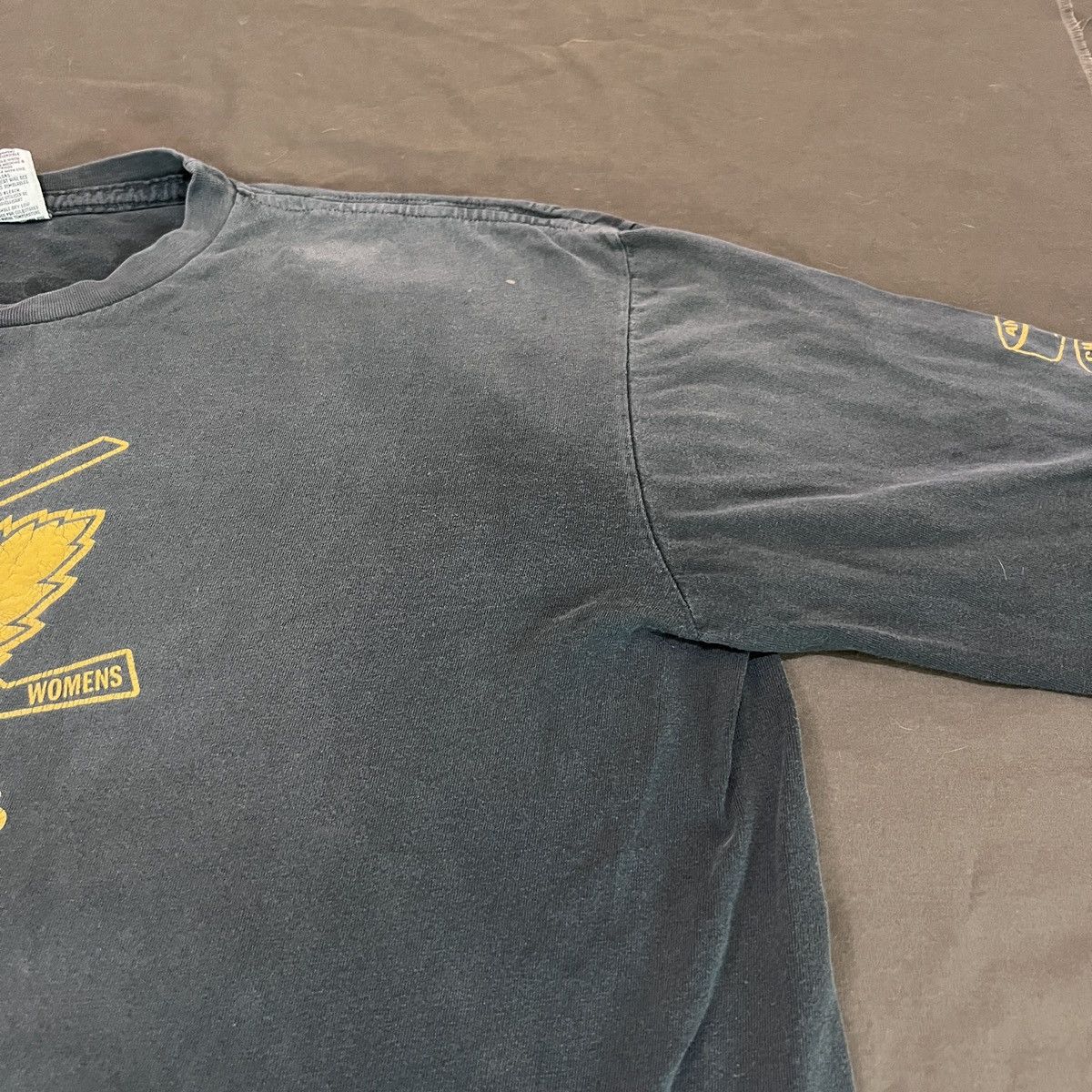 NHL Vintage 2002 Roots Champion Hockey Teams Tee Faded Thrashed Size US XL / EU 56 / 4 - 7 Thumbnail