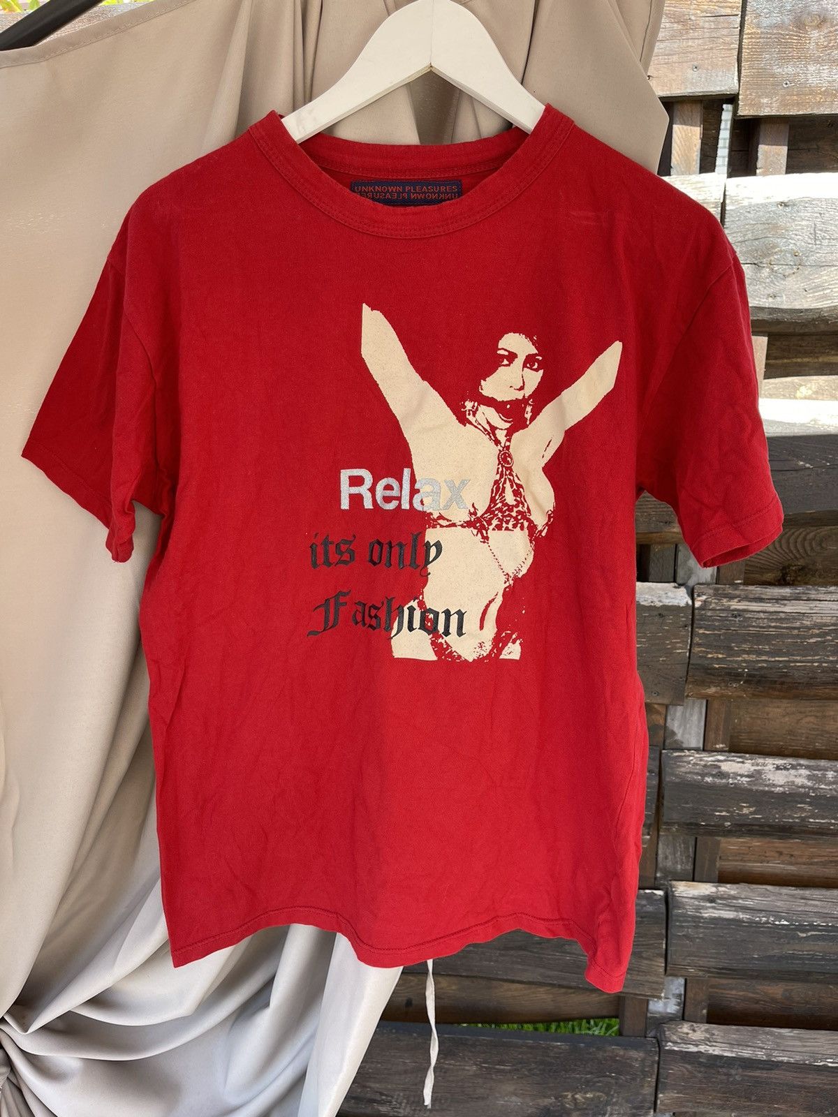 Band Tees Y2K Unknown Pleasures sex fashion girl red t-shirt vintage Size US XL / EU 56 / 4 - 1 Thumbnail