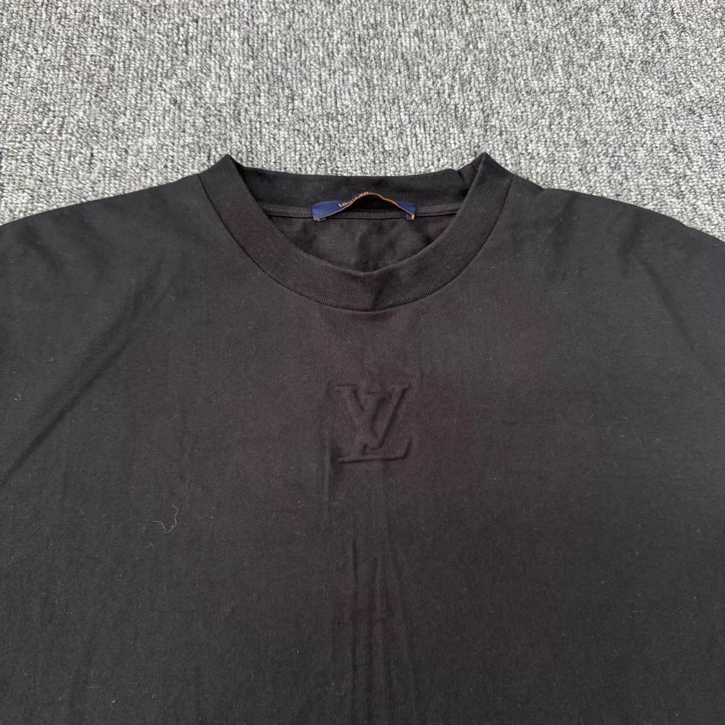 Louis Vuitton LV SS25 Black Embossed LV Logo Short Tee S 99 New Size US S / EU 44-46 / 1 - 4 Thumbnail