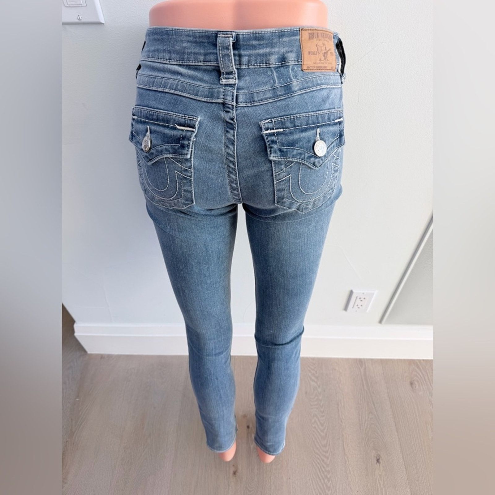 True Religion True Religion Halle Super T in a Medium Wash Jeans size 25 Size 25" / US 0 / IT 36 - 7 Thumbnail