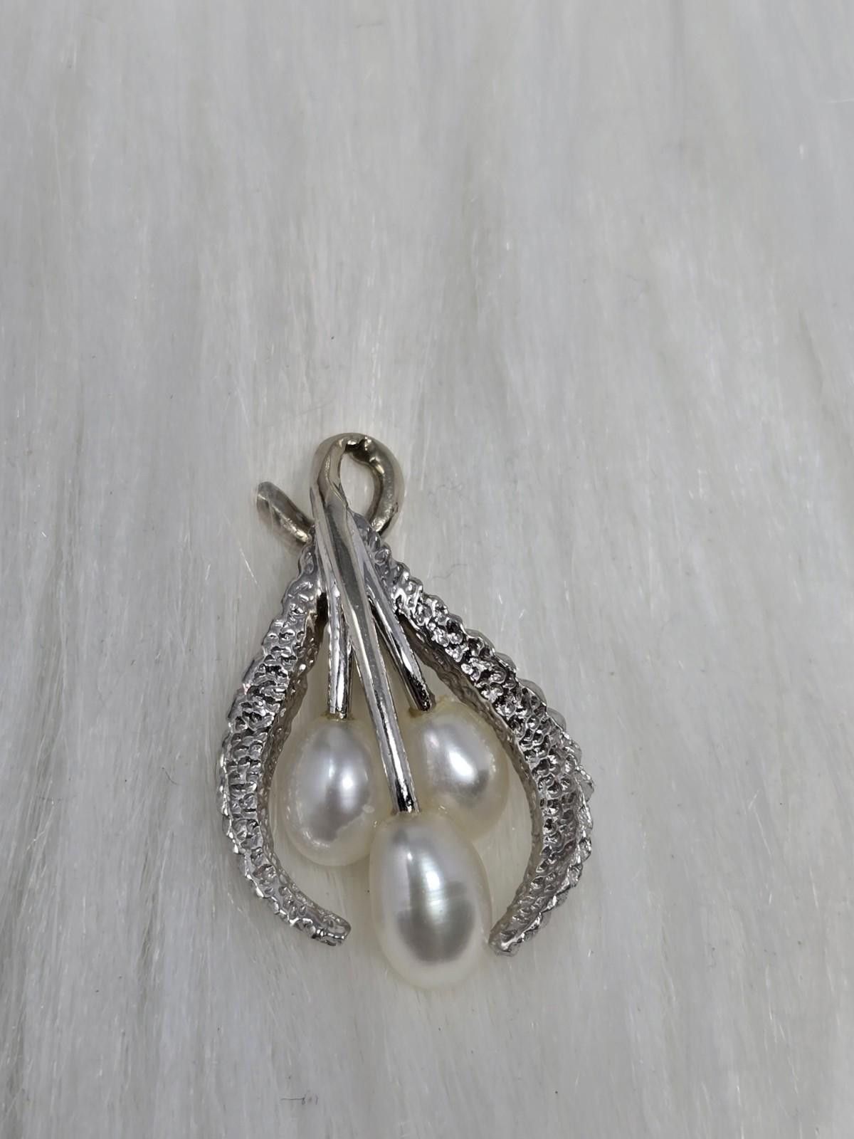 The Unbranded Brand Vintage 14k White Gold Pearl Cluster Leaf Pendant Unmarked Size ONE SIZE - 6 Thumbnail