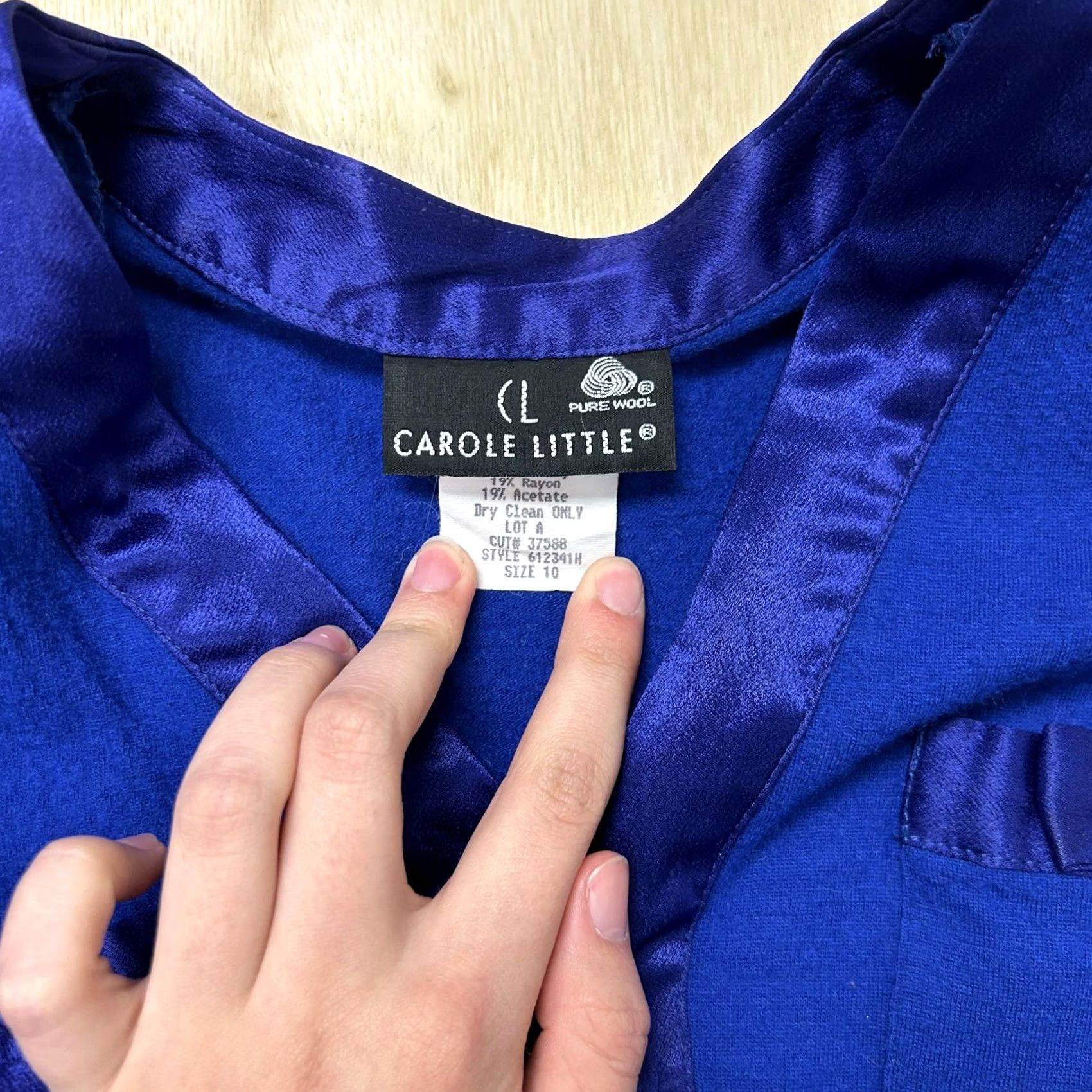 Vintage VINTAGE Carole Little Cardigan Women's 10 Blue Wool Rayon V-Neck Satin Bow Trim Cardigan Sweater 3/4 Sleeve" Size L / US 10 / IT 46 - 2 Thumbnail