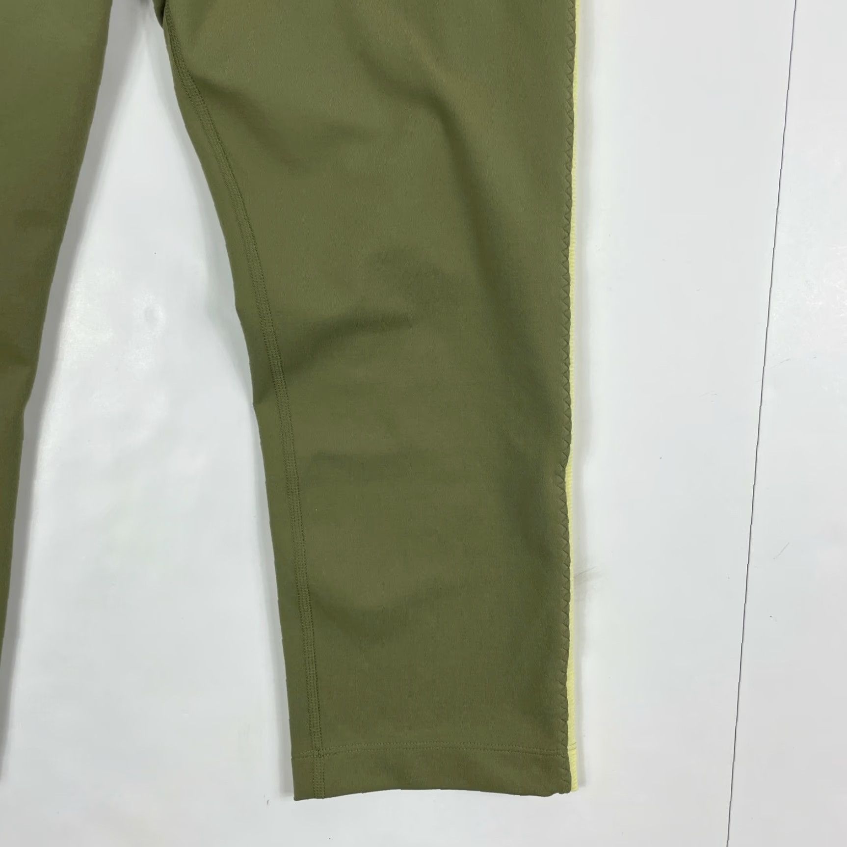 Under Armour Under Armour Leggings Women's Large All Season Cropped Fitted Yoga Gym Green Size 36" / US 14 / IT 50 - 4 Thumbnail