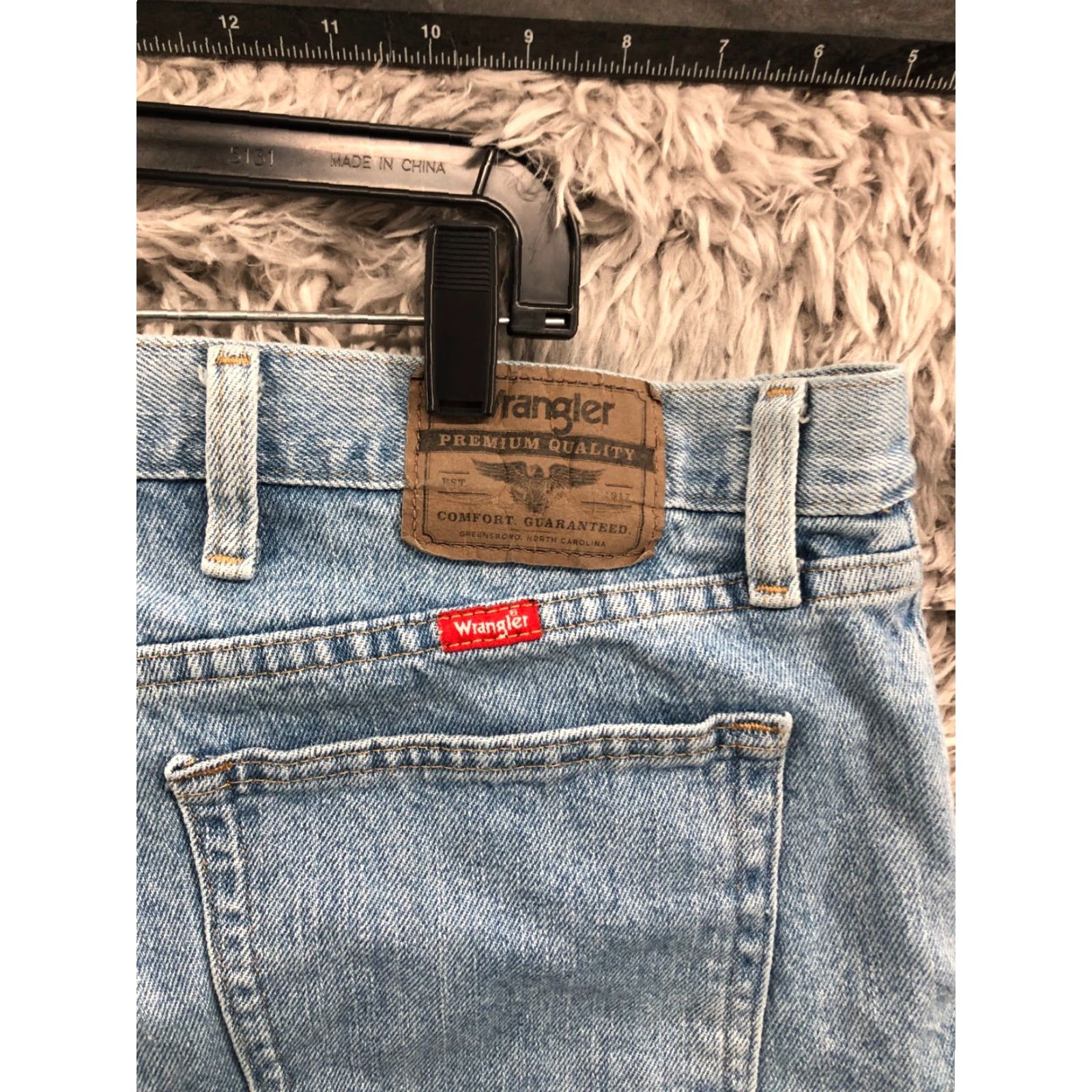 Wrangler Wrangler Relaxed Fit Shorts Mens Size 42 Mid Rise Medium Wash Denim Bermuda 5-Pocket Blue Mens Regular Waist 42 in Denim Cotton Blend Size US 42 / EU 58 - 5 Thumbnail