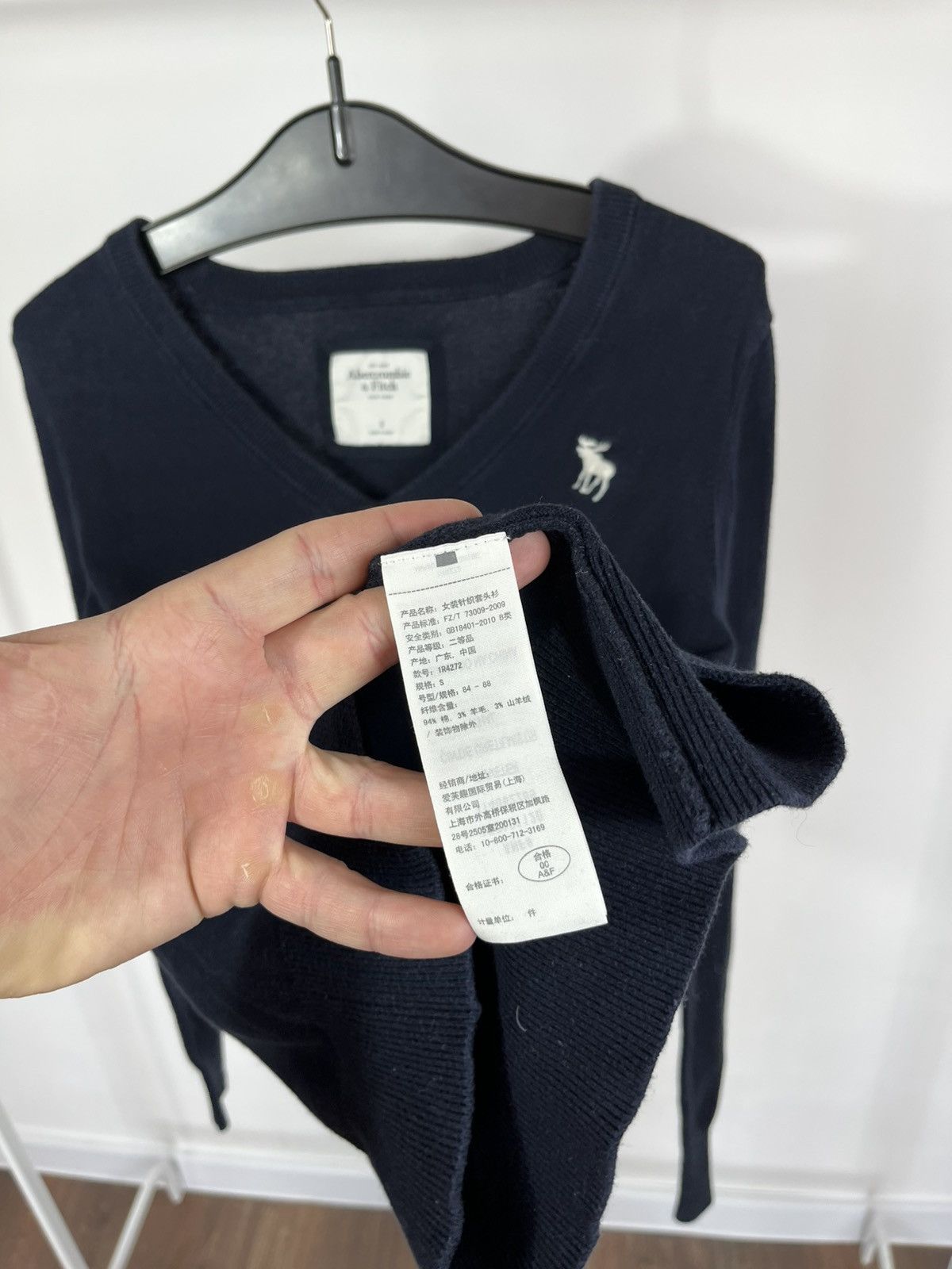 Abercrombie & Fitch Abercrombie Fitch Navy V Neck Knit Sweater Moose Logo Size S Size US S / EU 44-46 / 1 - 6 Thumbnail