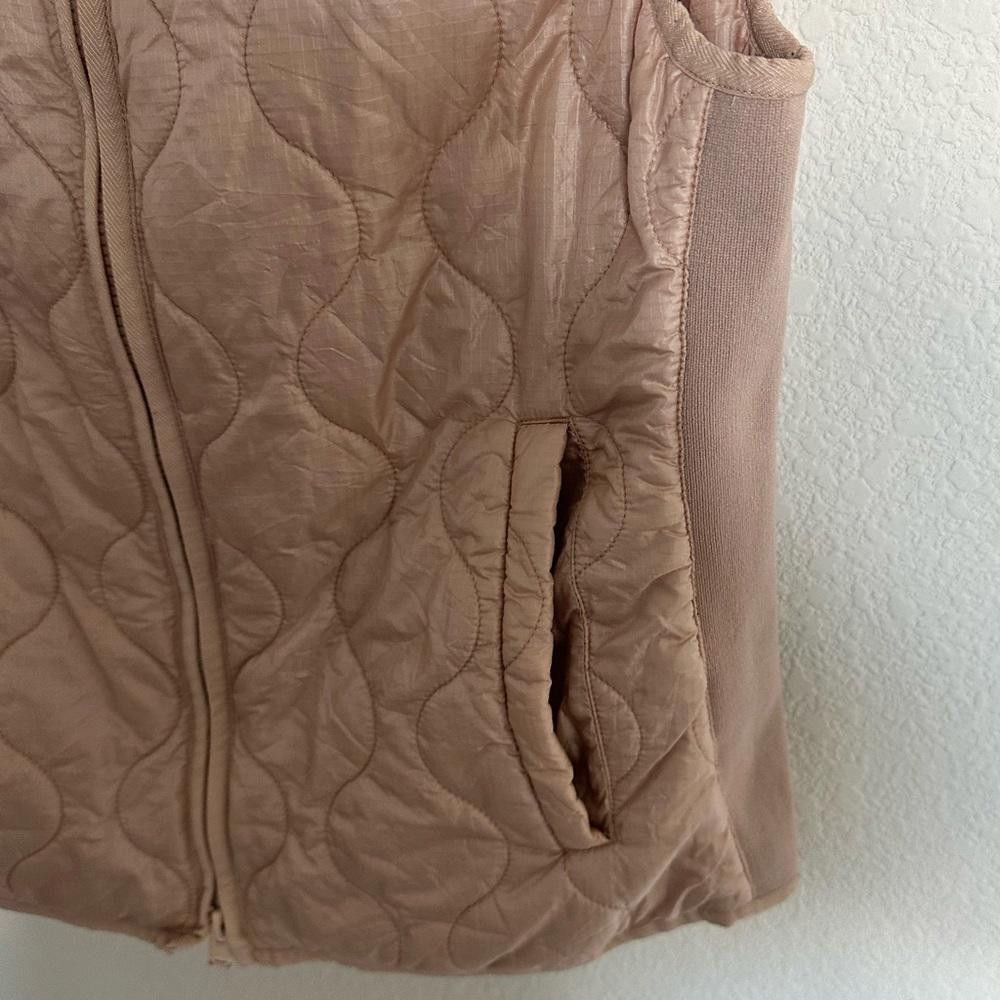 J.Crew J. Crew Quilted Ultralight Layering Vest Blush Pink Medium Size M / US 6-8 / IT 42-44 - 7 Thumbnail
