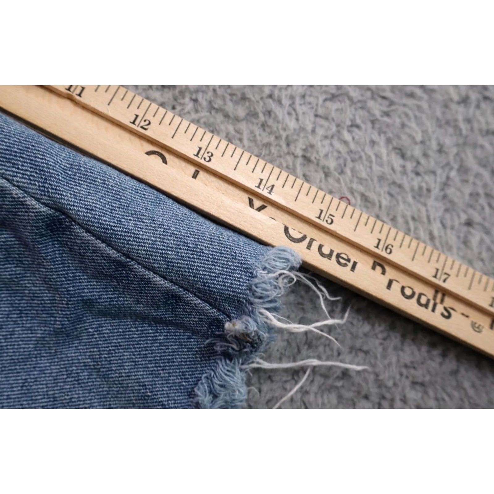 Pacsun Pacsun Mom Short Women's 24 Blue Denim Distressed Frayed Hem Casual Festival Regular Size 24 Inseam 2.25 in. Cotton Blend Denim Women PacSun Shops Size 42" / US 20 - 5 Thumbnail