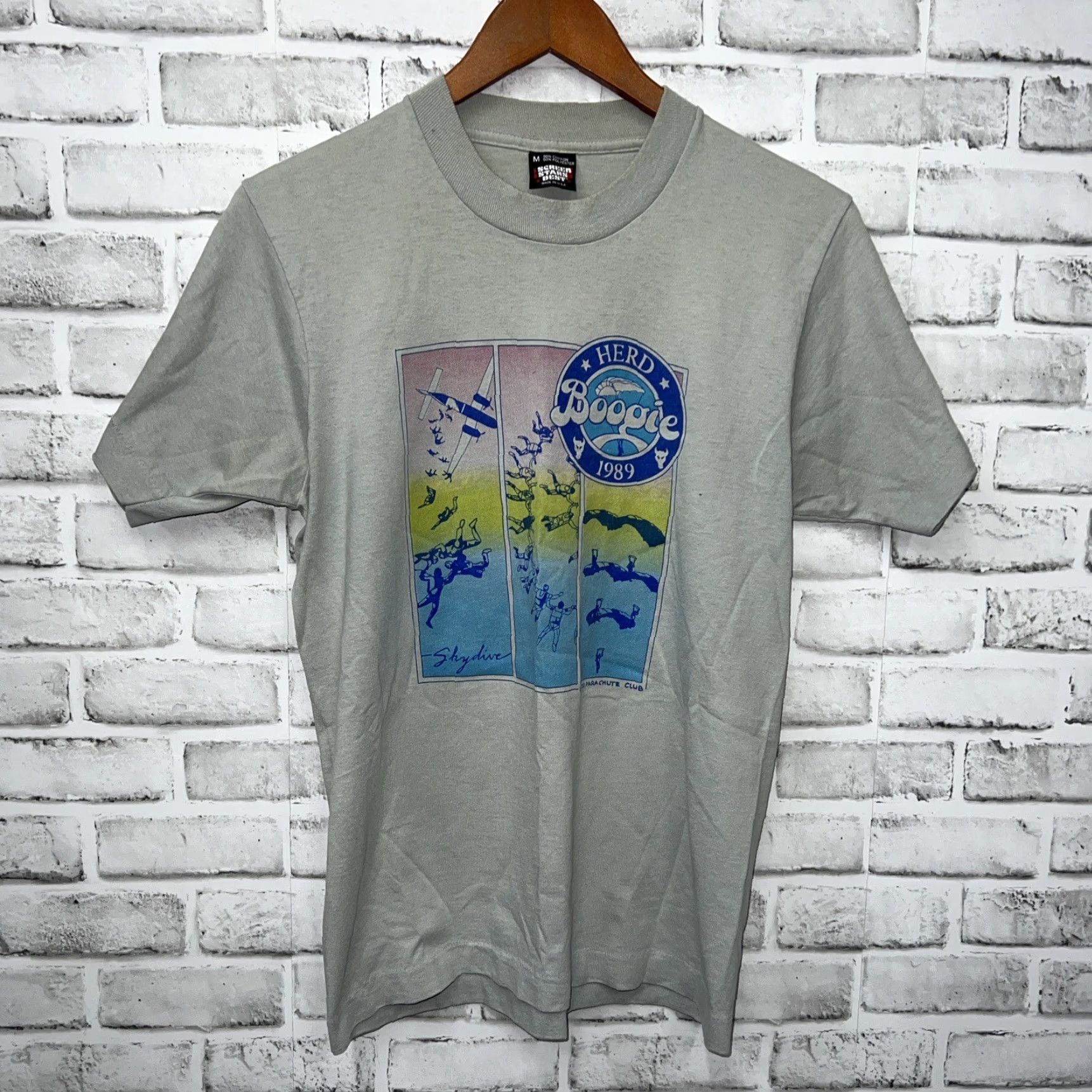 Vintage VTG Best Herd Boogie SINGLE STITCH Screen Stars SKYDIVING TEE Mens L Gray Stitch 1989 Stars Mens L USA Size US L / EU 52-54 / 3 - 2 Thumbnail