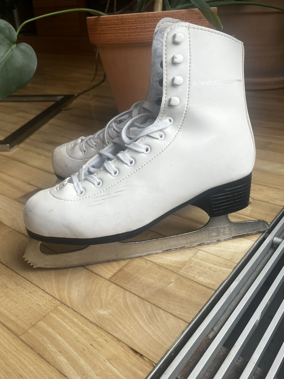 Other White women’s ice skates Size US 9 / IT 39 - 2 Thumbnail