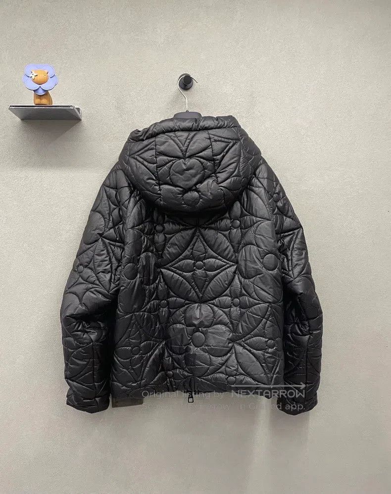 Louis Vuitton Louis Vuitton Black flower-stitched down jacket Size US M / EU 48-50 / 2 - 2 Thumbnail