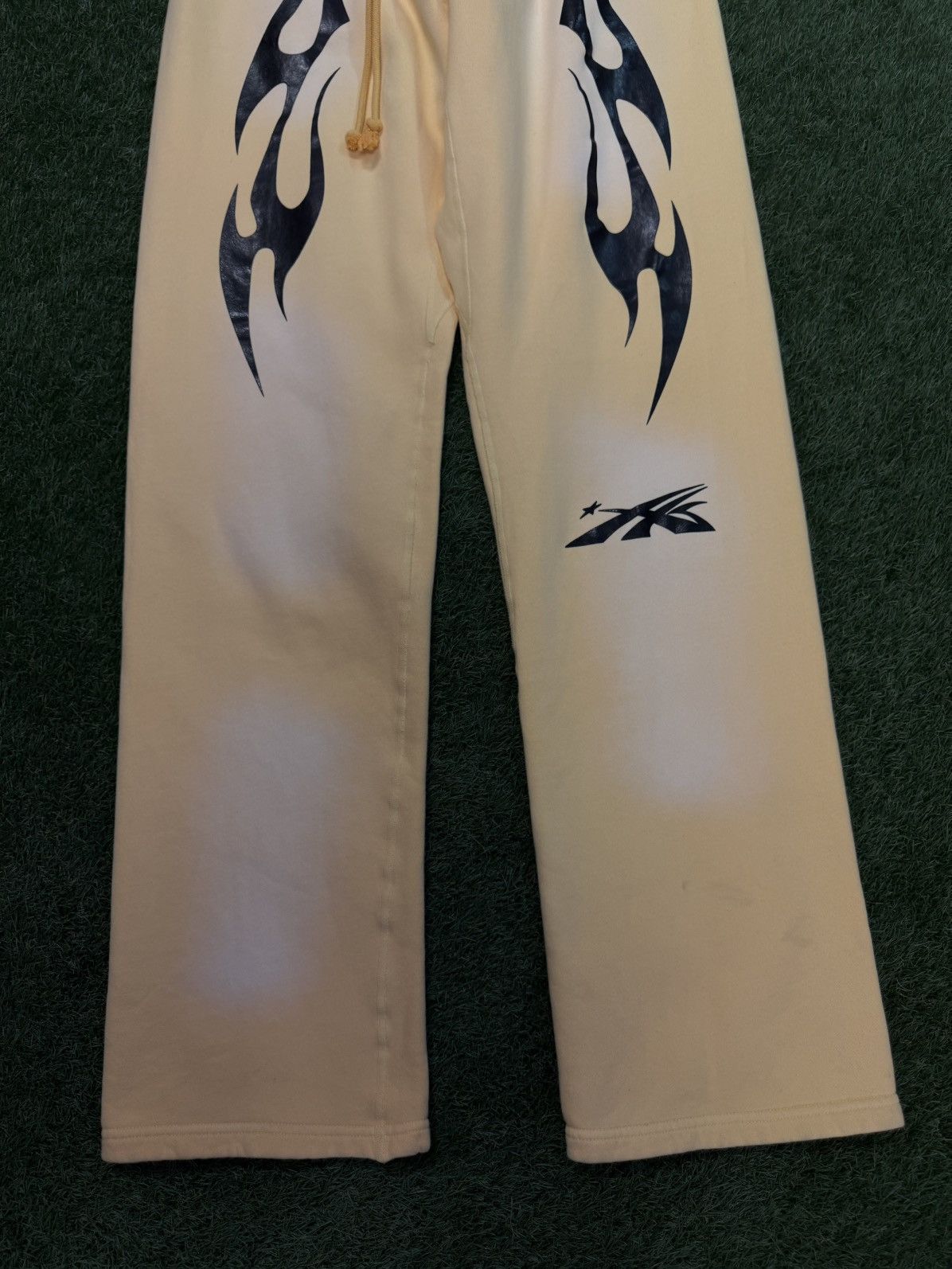 HELLSTAR Hellstar Sweatpants Size XL Yellow Flame (NEW) Size US 34 / EU 50 - 2 Thumbnail