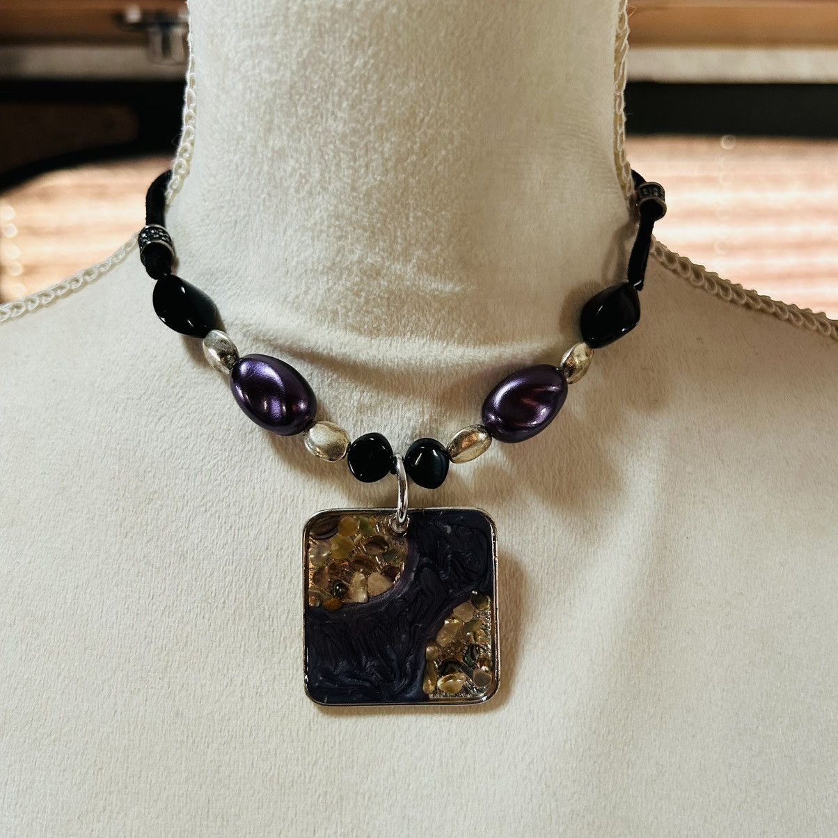 Laura Ashley Laura Ashley enamel medallion beaded leather necklace Size ONE SIZE - 2 Thumbnail