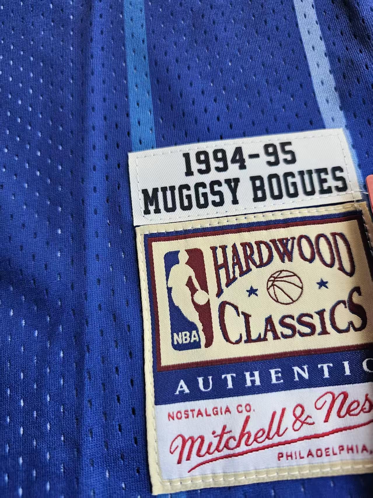 NBA #1 Tyrone Bogues Jersey Hornets 1994 95 Size US L / EU 52-54 / 3 - 4 Thumbnail