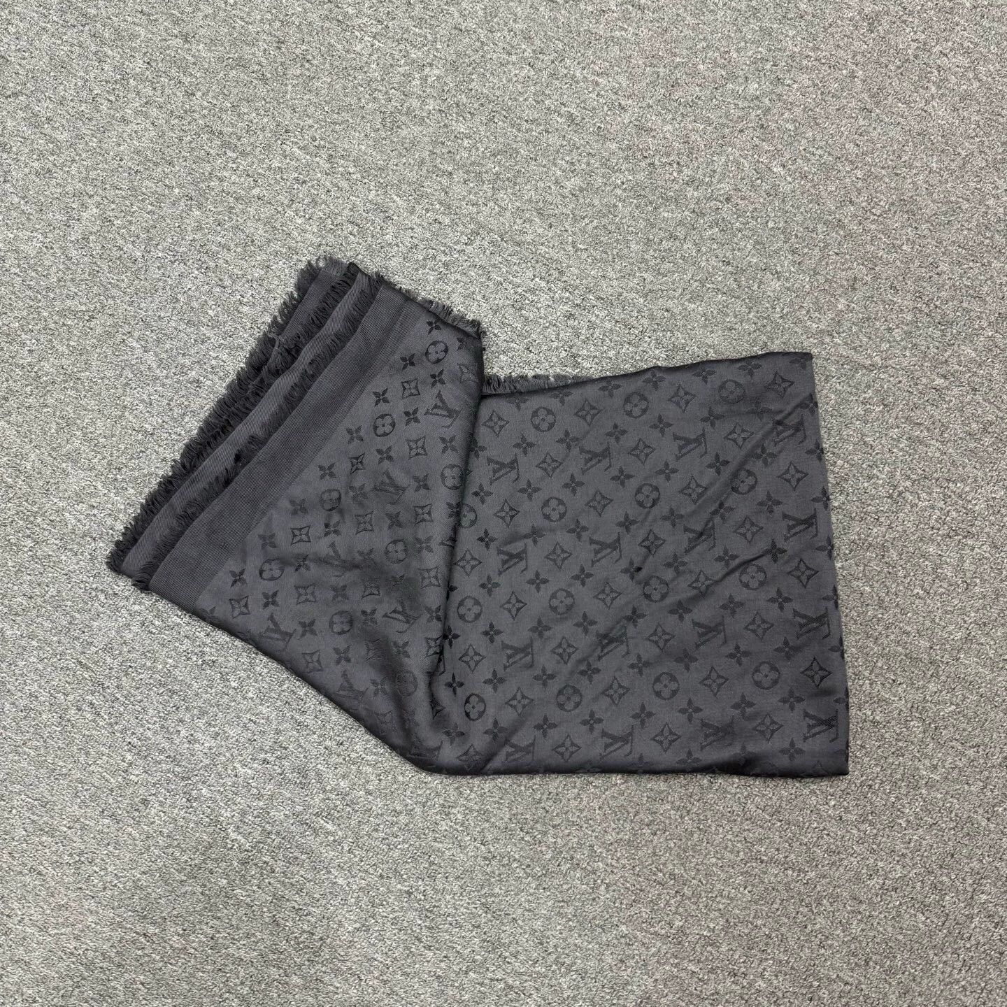 Louis Vuitton LV gray allover 140x140cm scarf 99new Size ONE SIZE - 2 Thumbnail