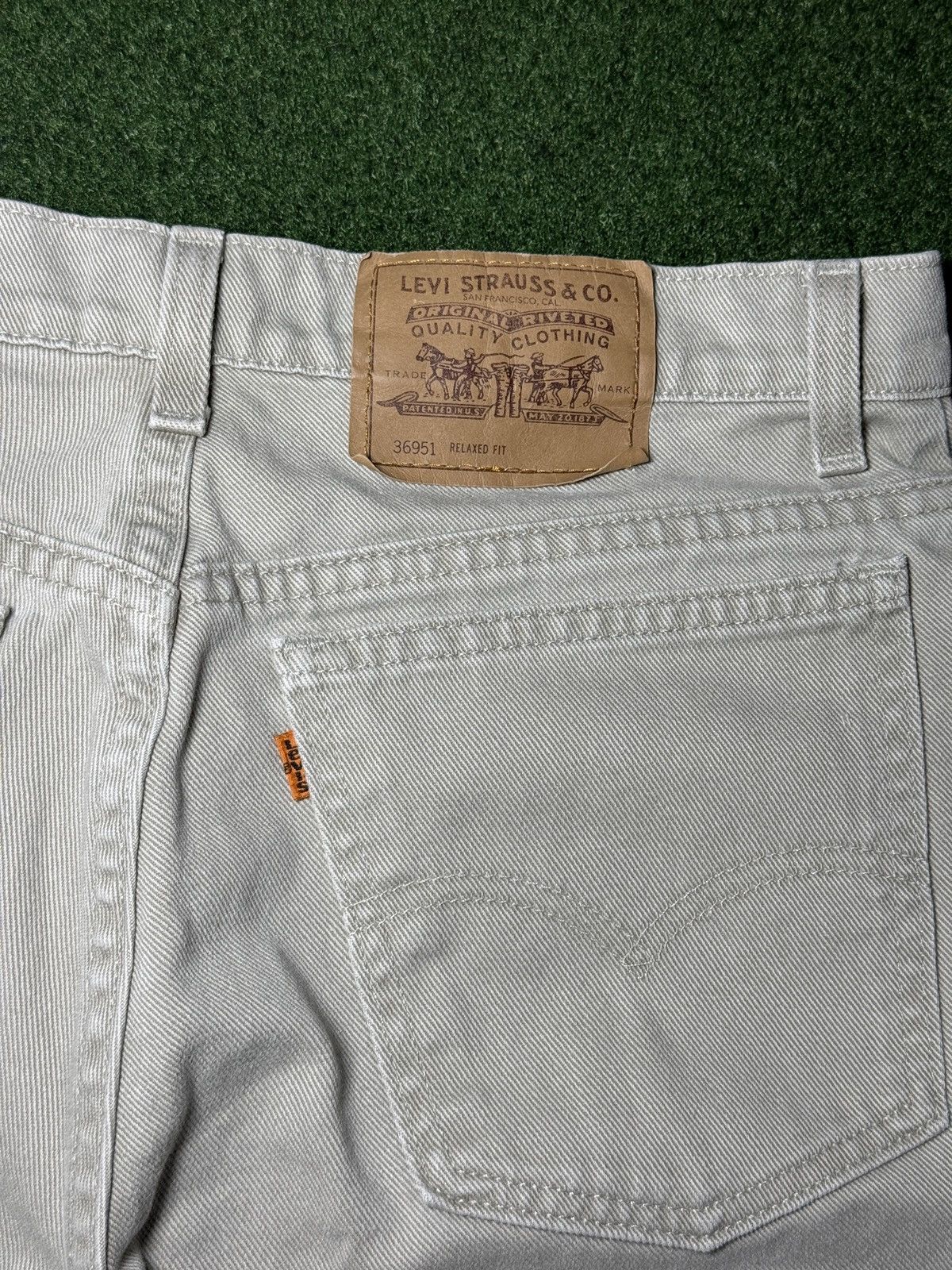 Levi's Vintage Clothing × Vintage Vintage 90s Levi’s Jorts 550 Relaxed 9” Biege Cream Shorts Size US 32 / EU 48 - 2 Thumbnail