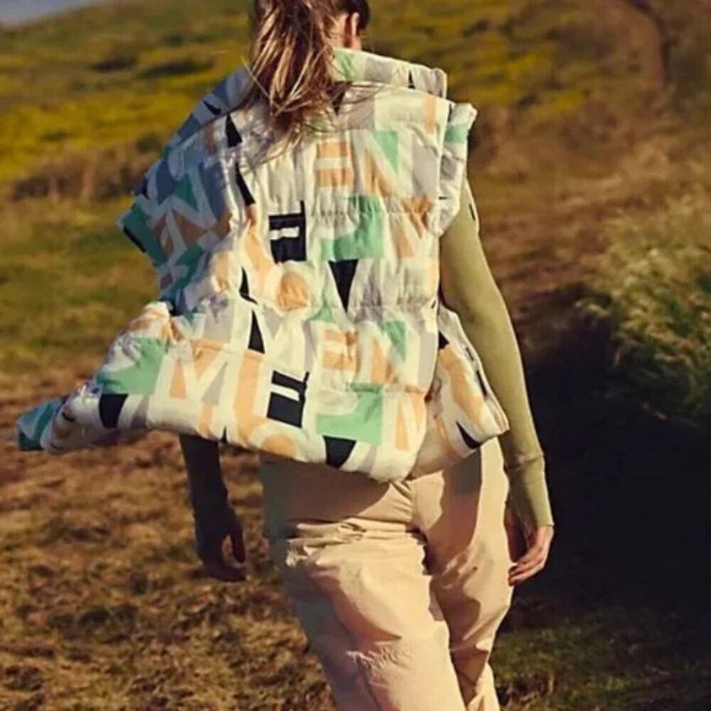 Free People NWT New Free People In A Bubble Printed Puffer Vest Size S Size S / US 4 / IT 40 - 2 Thumbnail