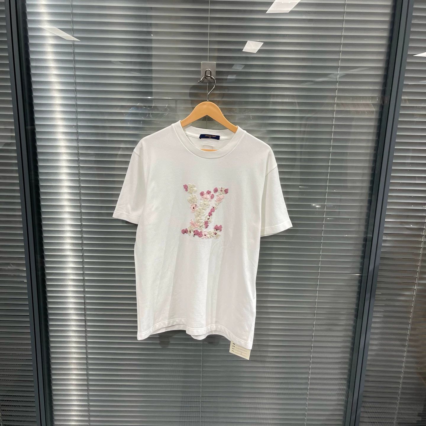 Louis Vuitton Louis Vuitton 25ss Nigo 3D Floral Embro M Tee Near New Size US M / EU 48-50 / 2 - 1 Thumbnail