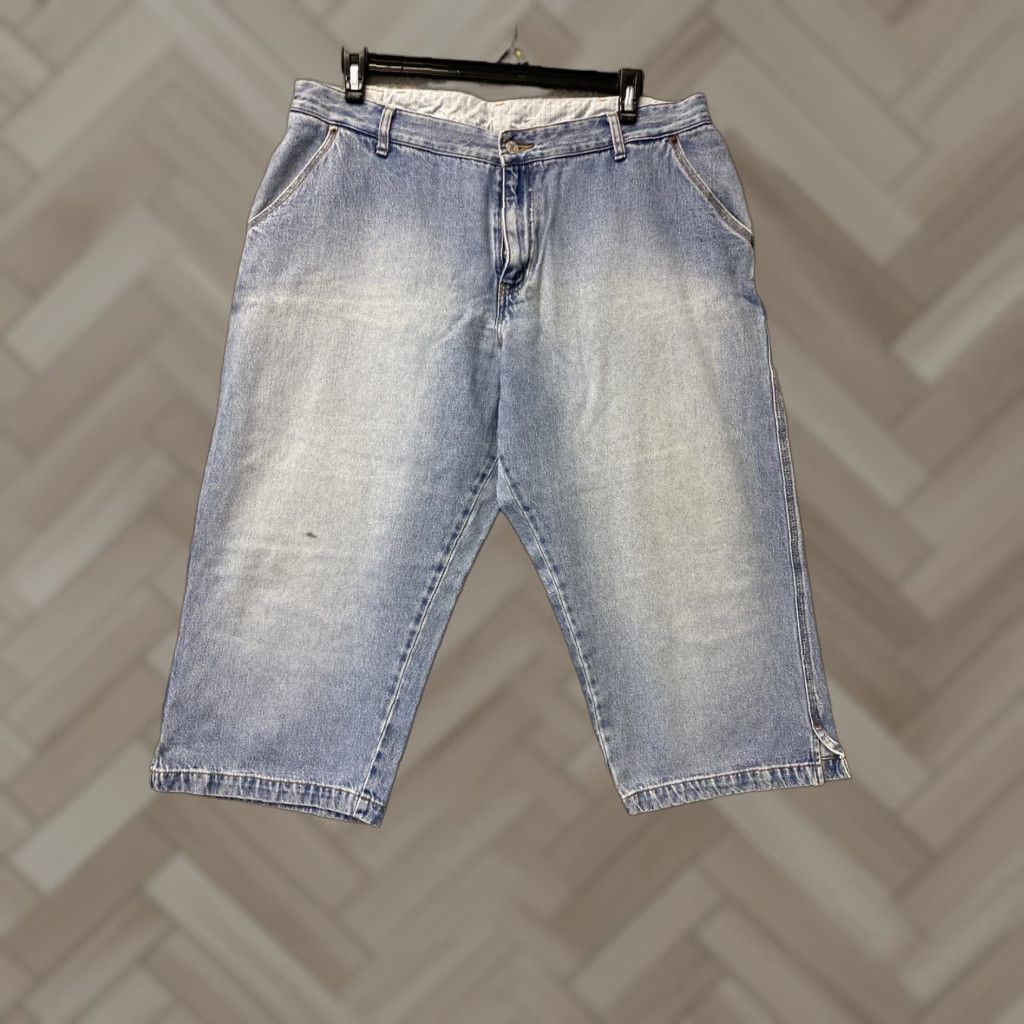 Denime Levi’s Capri Jeans Women’s 20W Blue Mid Rise Cotton Blend 5-Pocket Casual Size 42" / US 20 - 1 Thumbnail