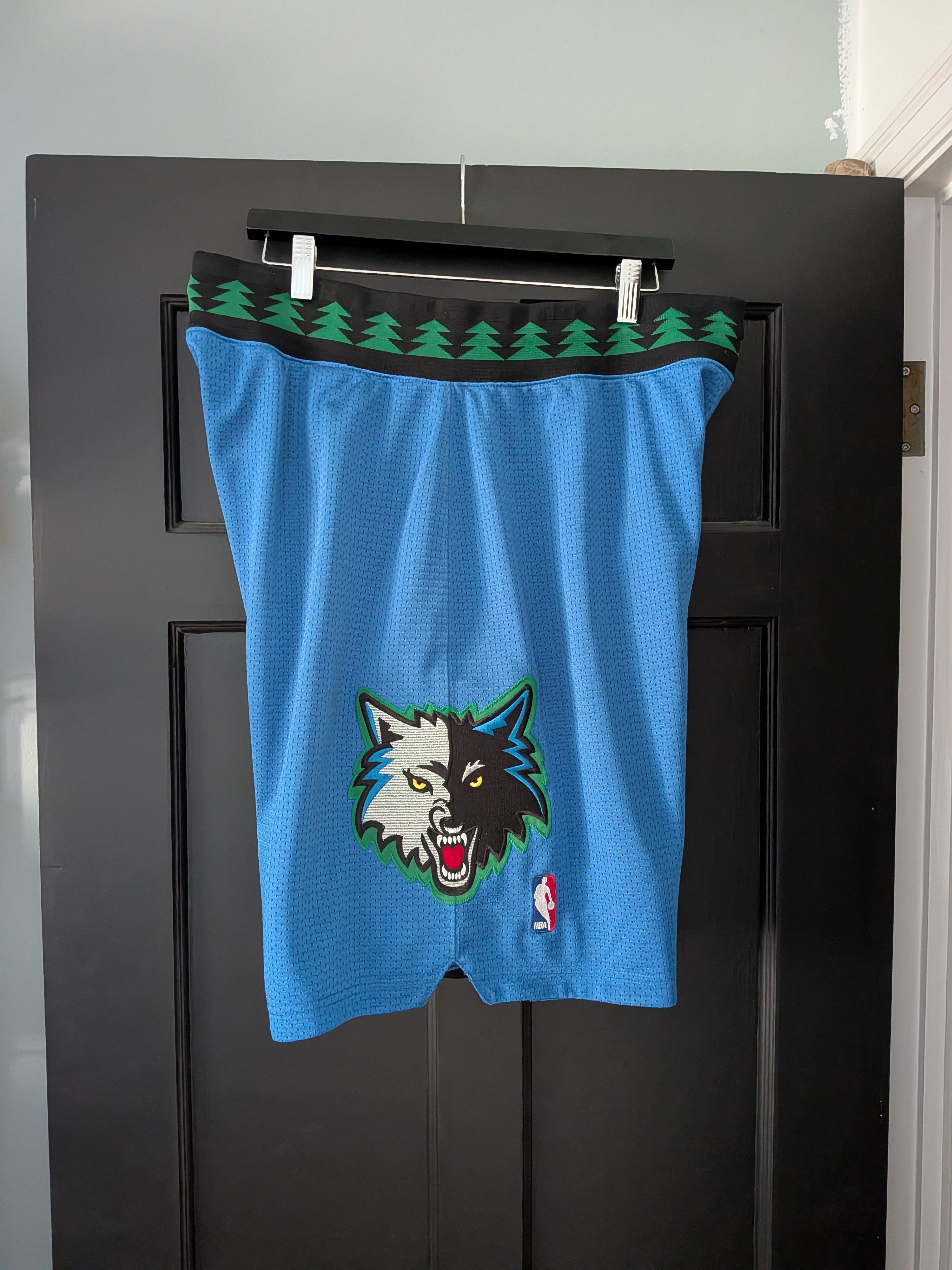 Mitchell & Ness Timberwolves '03-04 Away Game Shorts Size US 36 / EU 52 - 1 Thumbnail