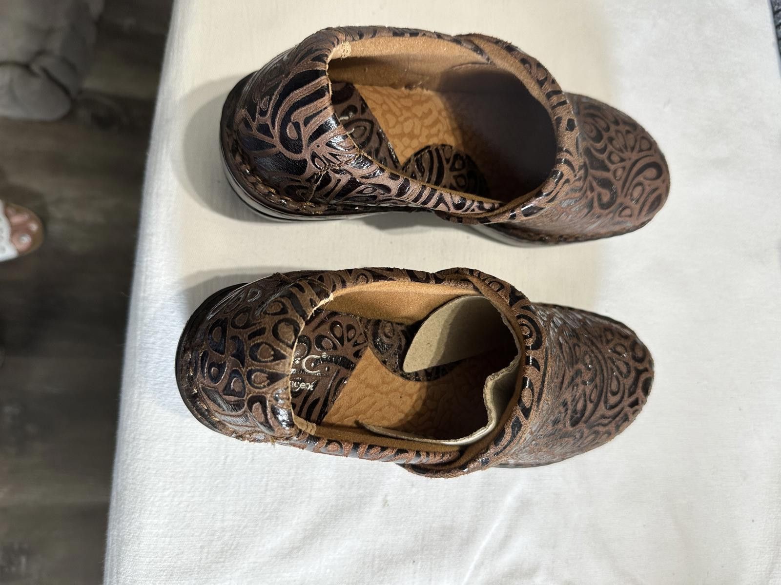 Born Stylish Brown Leather Clogs with Intricate Floral Design Size US 8 / IT 38 - 5 Thumbnail