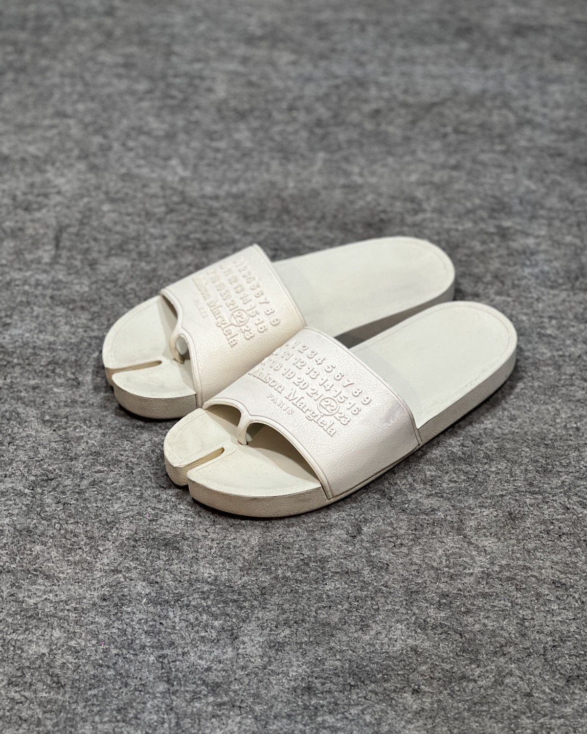 Maison Margiela Maison Margiela White Tabi Slides Sandal Size US 9.5 / EU 42-43 - 2 Thumbnail