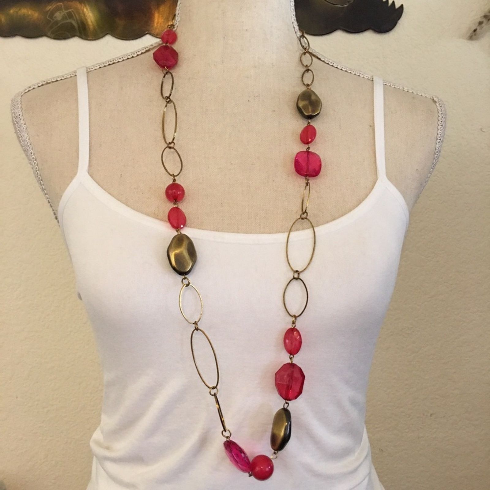 Vintage Vintage pink plastic bead gold tone link necklace Size ONE SIZE - 1 Thumbnail