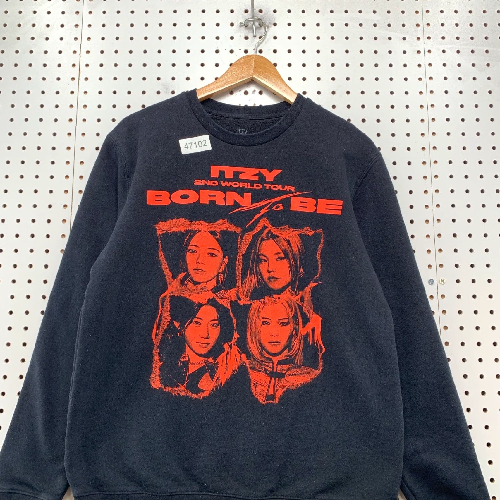 Born VINTAGE ITZY Born To Be Sweatshirt Mens M Black Red K Pop 2nd World Tour Shirt Pullover Crew Neck Music Wordwide Size US M / EU 48-50 / 2 - 4 Thumbnail