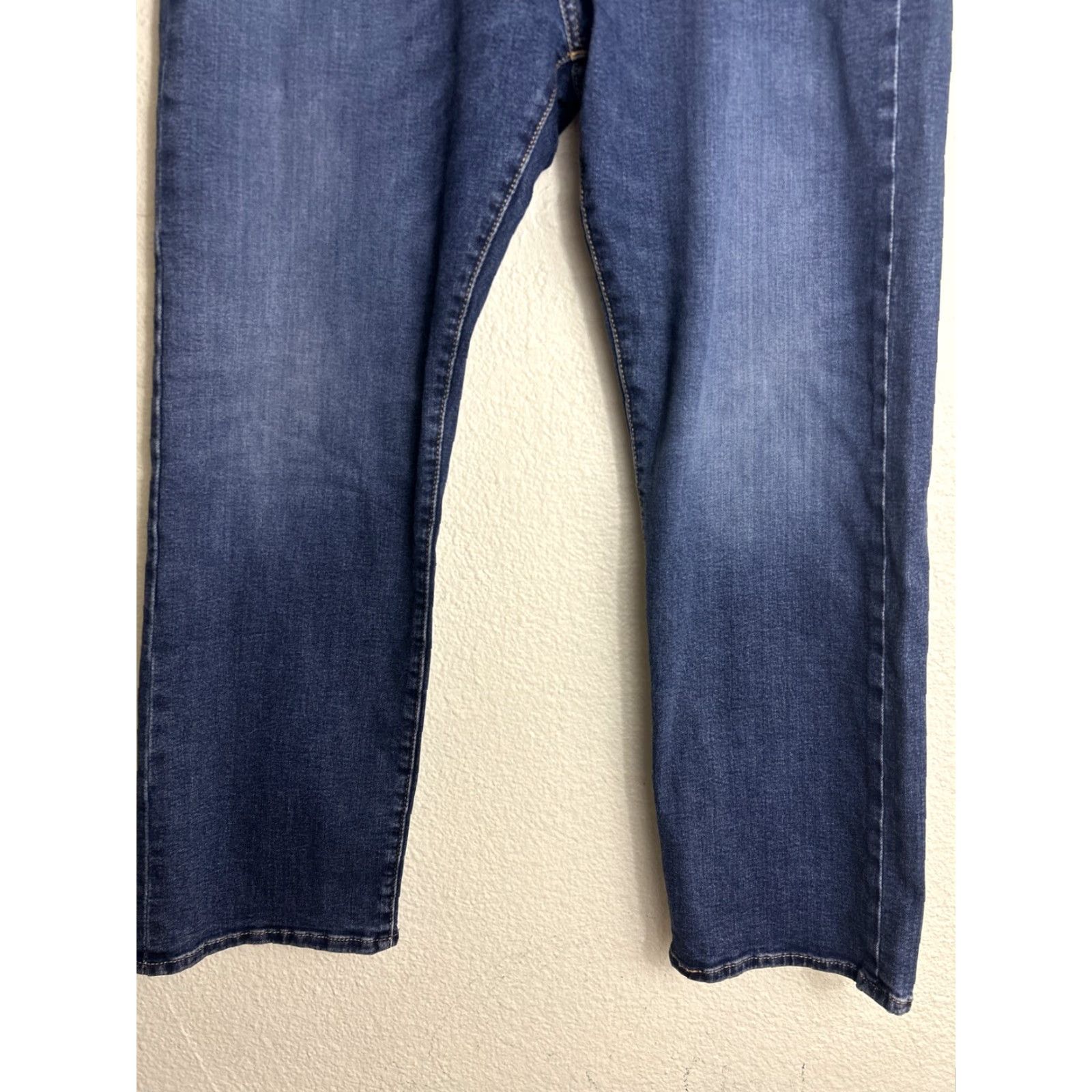 Levi's Levi’s 501 Jeans Relaxed Straight Button Fly 38x30 Medium Wash Blue Mens Jeans Size US 38 / EU 54 - 2 Thumbnail