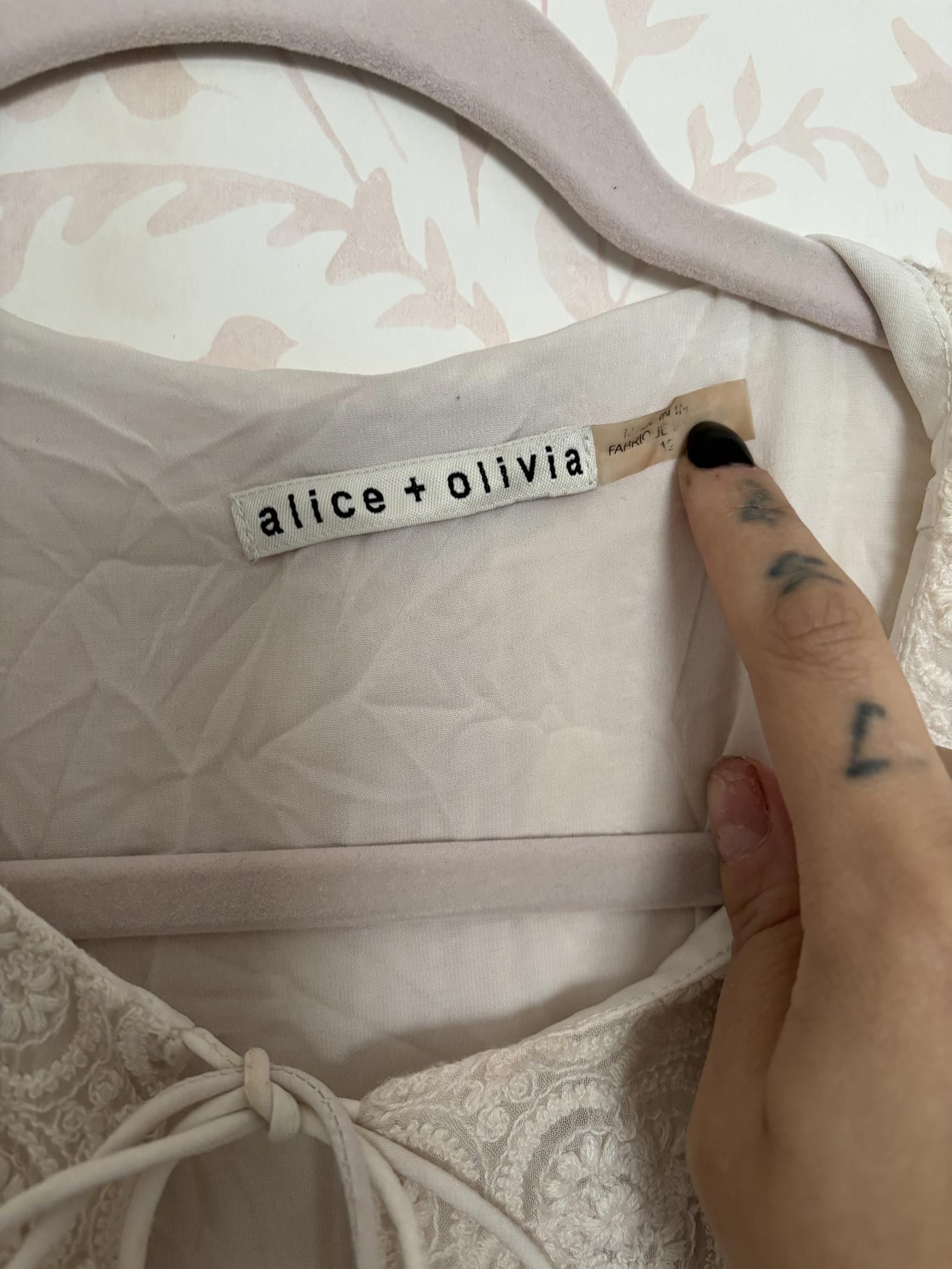 Designer EUC Alice + Olivia Stylish Cream Dress with Embroidery Size XL / US 12-14 / IT 48-50 - 2 Thumbnail