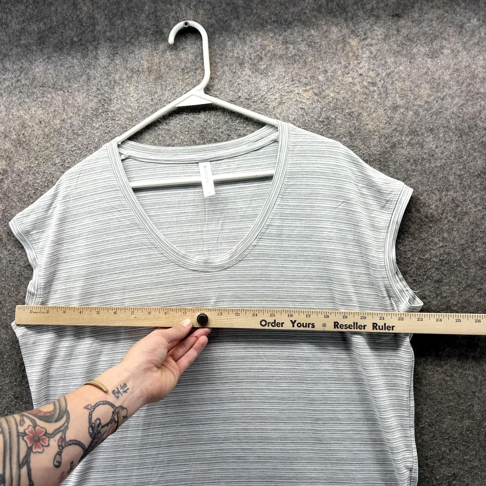 Athleta VINTAGE Athleta Shirt Womens L Gray Stripe V Neck Sleeveless Lightweight Casual Top Size L / US 10 / IT 46 - 4 Thumbnail