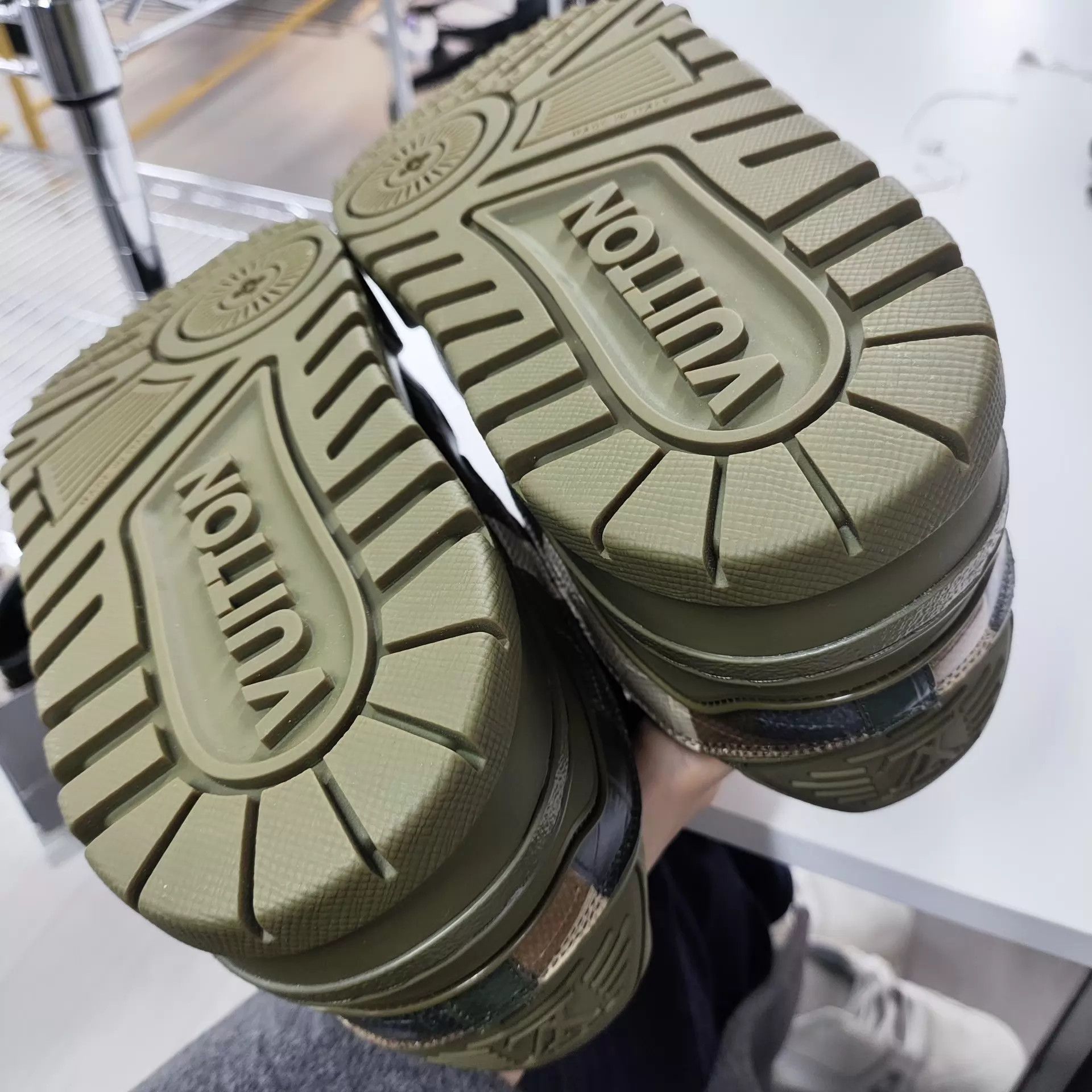 Louis Vuitton LV Green 41 EU Shoes 260301ZZLAB01 Size US 8 / EU 41 - 5 Thumbnail