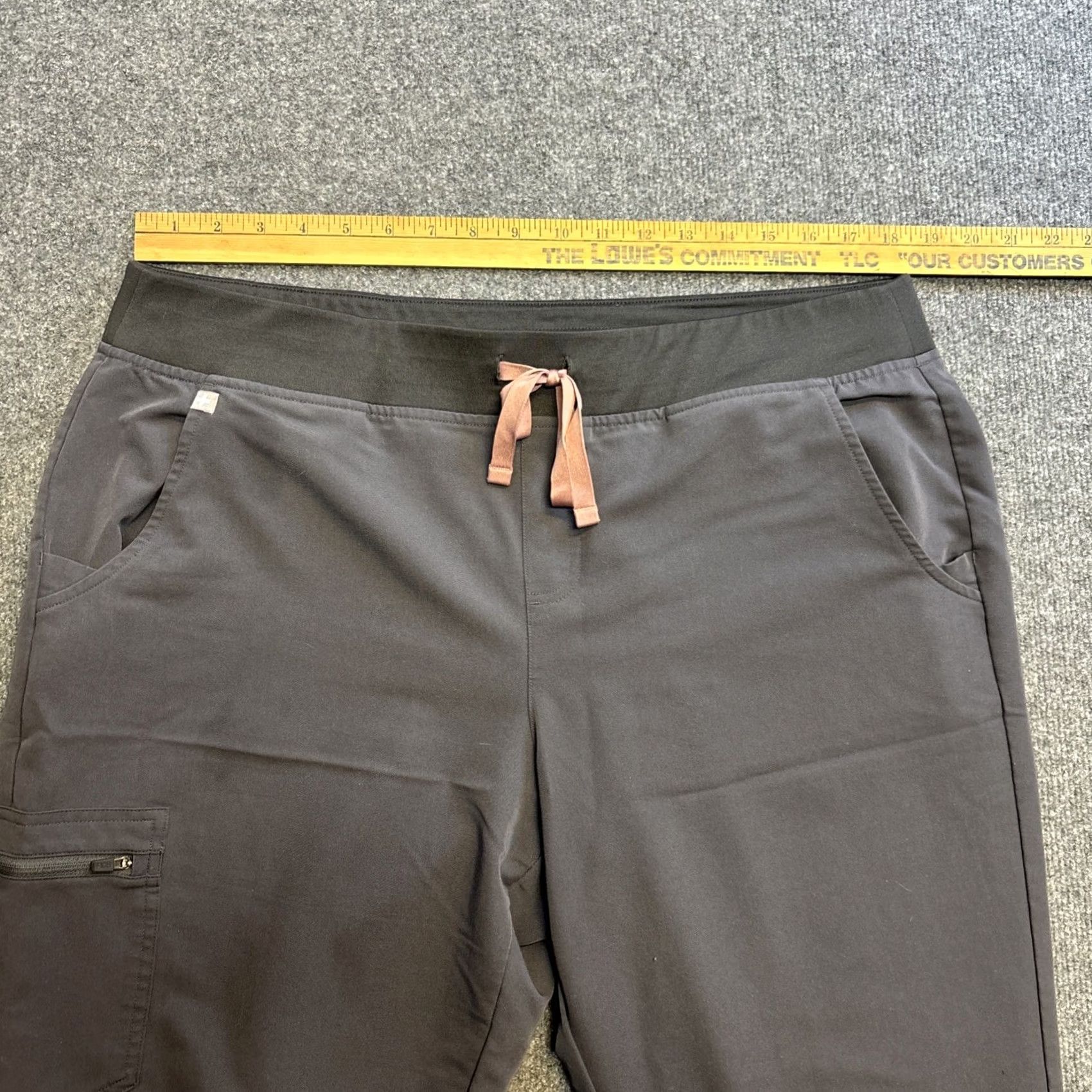Vintage Figs Kade Cargo Scrub Pants Women XL T Grey Jogger Technical Collection Scrub Pants Women XL Grey FIGS Size 40" / US 18 - 3 Thumbnail